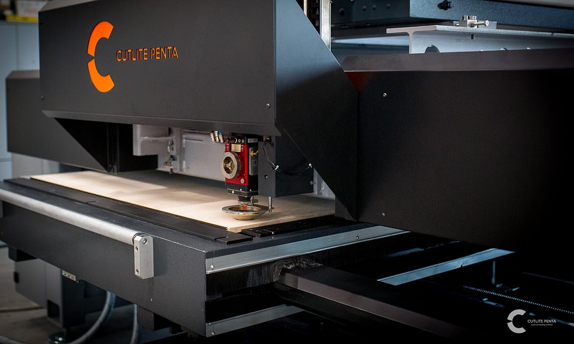 Macchina laser Cutlite Penta durante il taglio di una fustella su pannello di legno