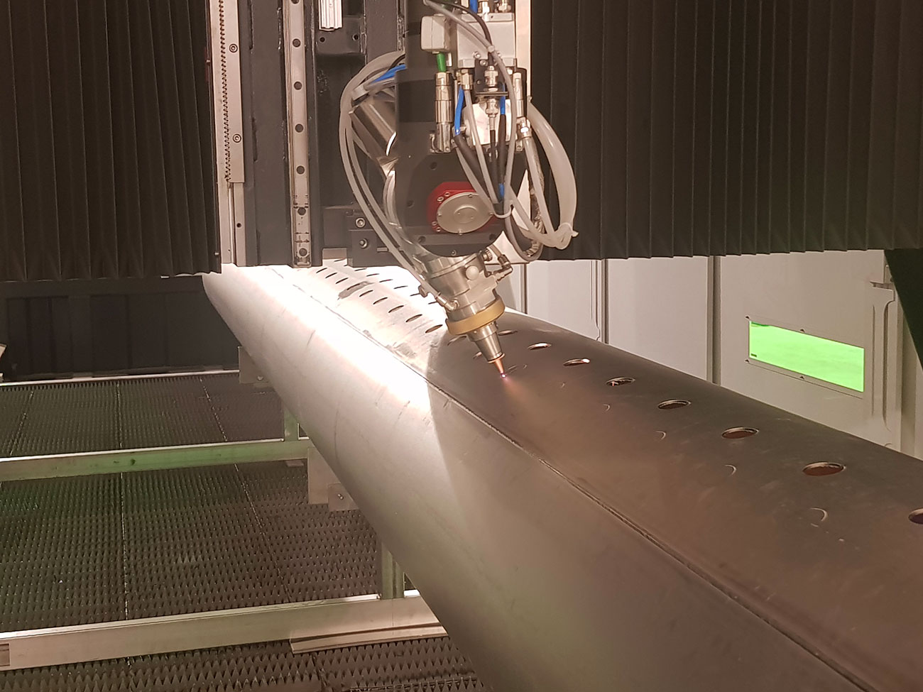 Testa laser Cutlite Penta Linear Cube che fora un tubo metallico di grandi dimensioni