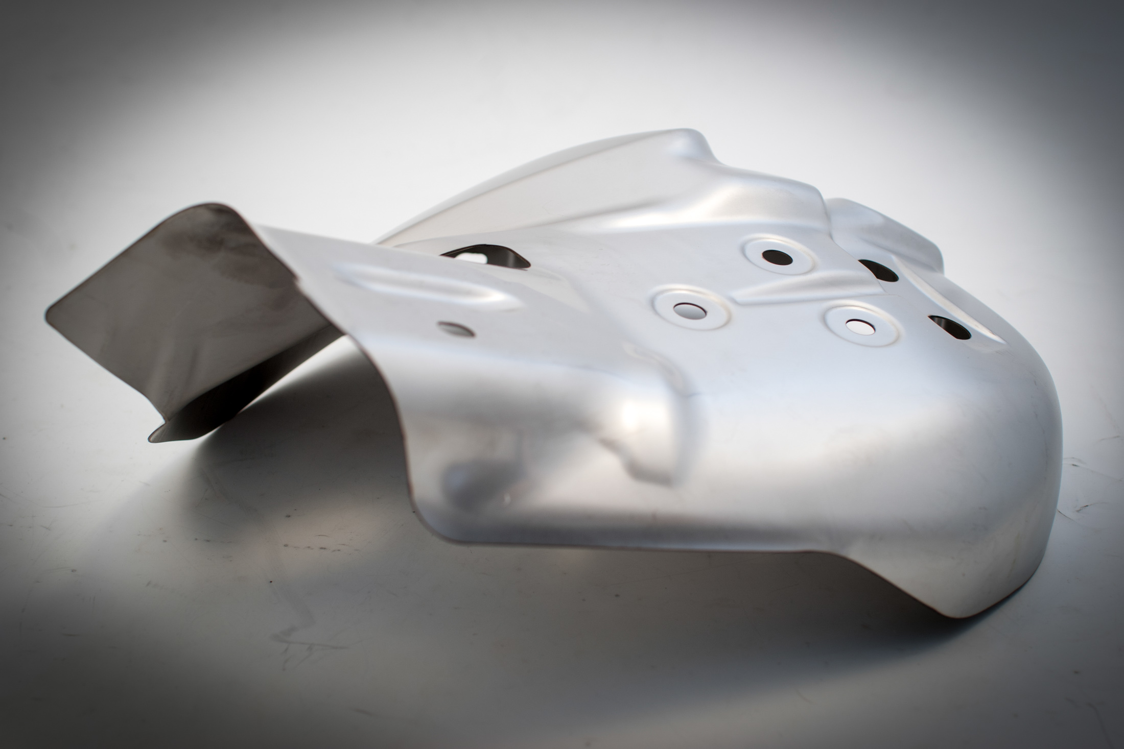 Taglio laser di un componente in metallo per il settore automotive con sistema Cutlite Penta