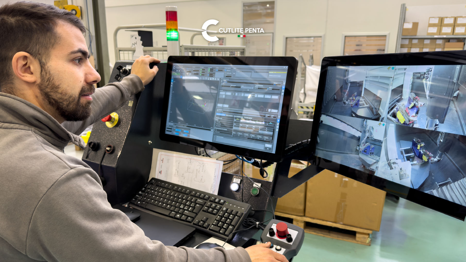 Gianluca Salerni alla console della macchina a 5 assi, con i monitor delle telecamere interne