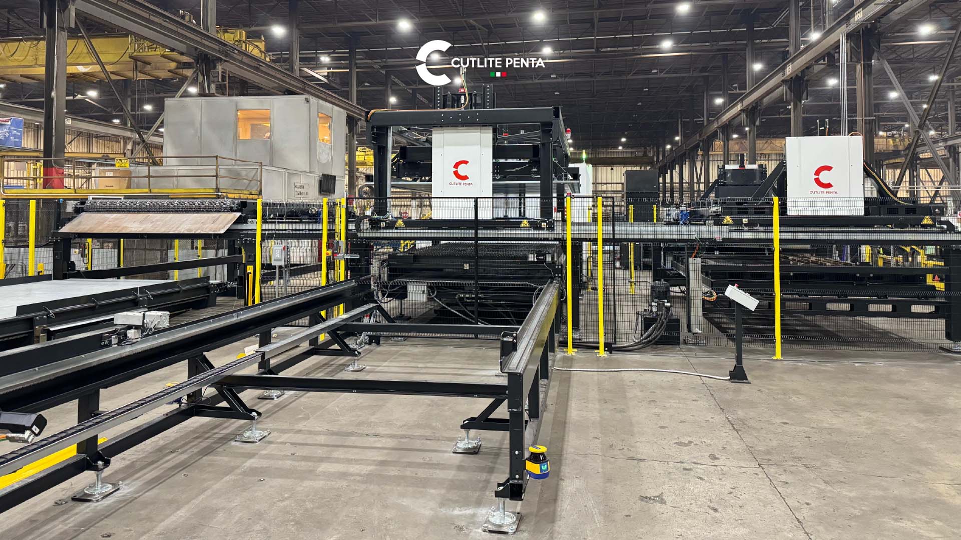 Un'automazione Cutlite Penta installata in officina, con il portale di carico e scarico e lo scanner laser di sicurezza