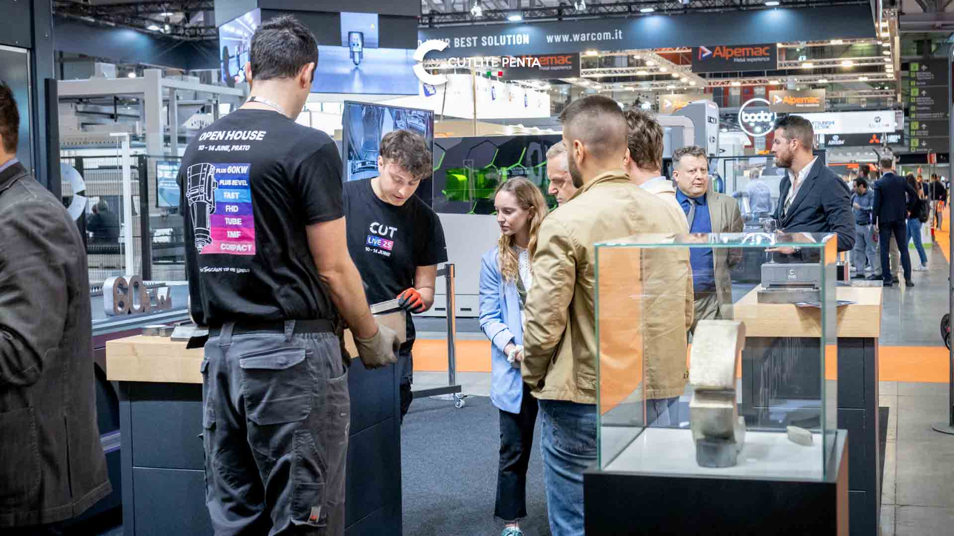 Multitud de visitantes en el stand Cutlite Penta