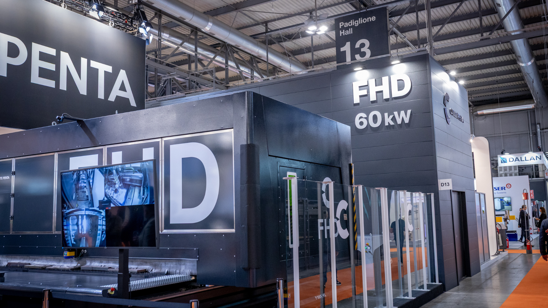 La FHD con la scritta 60 kW allo stand Cutlite Penta di LAMIERA 2025, nel padiglione 13, con il monitor che mostra la testa di taglio al lavoro