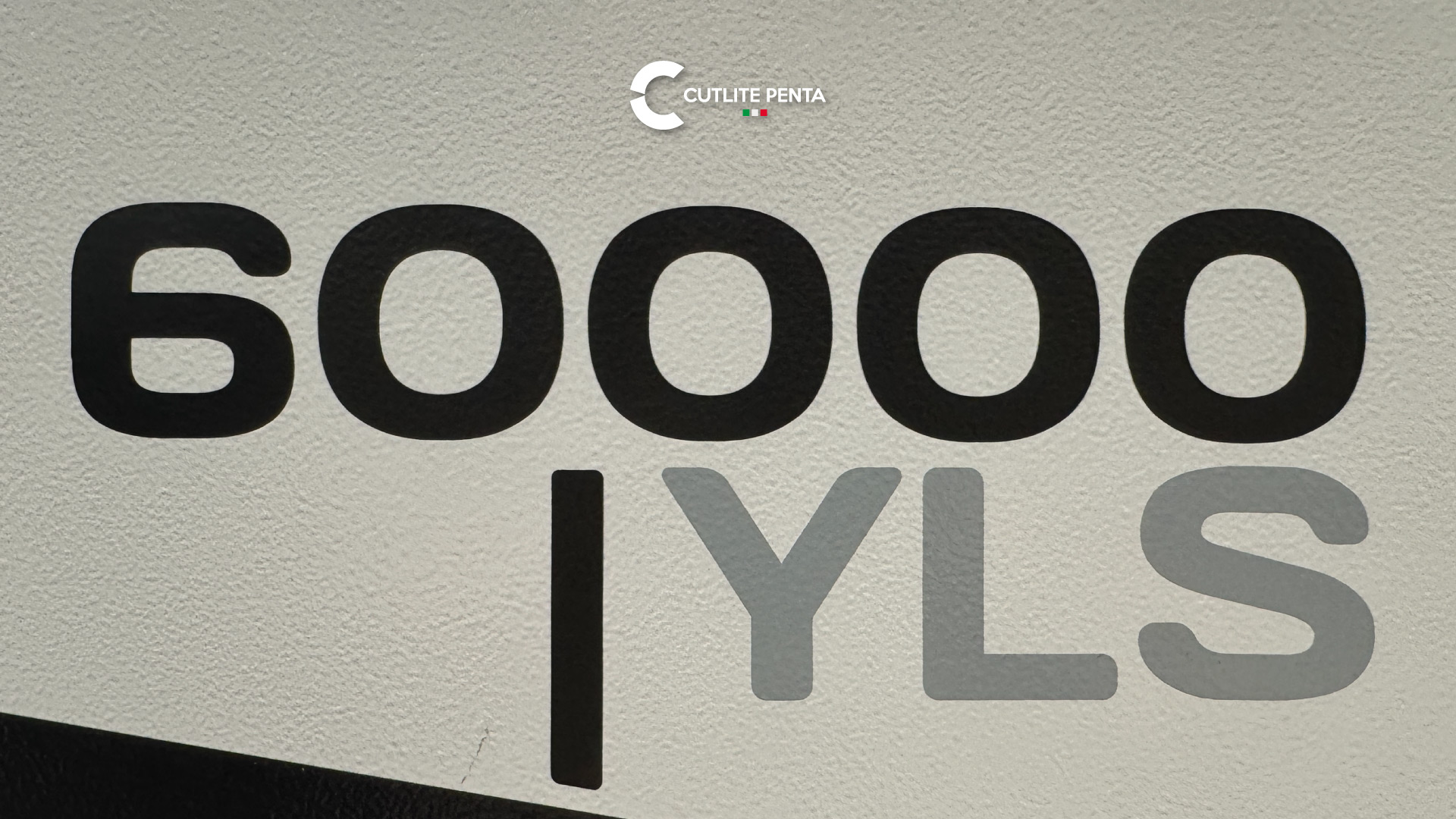 Close-up da inscrição YLS 60000 impressa no painel da fonte laser IPG Photonics de 60 kW instalada em uma máquina Cutlite Penta
