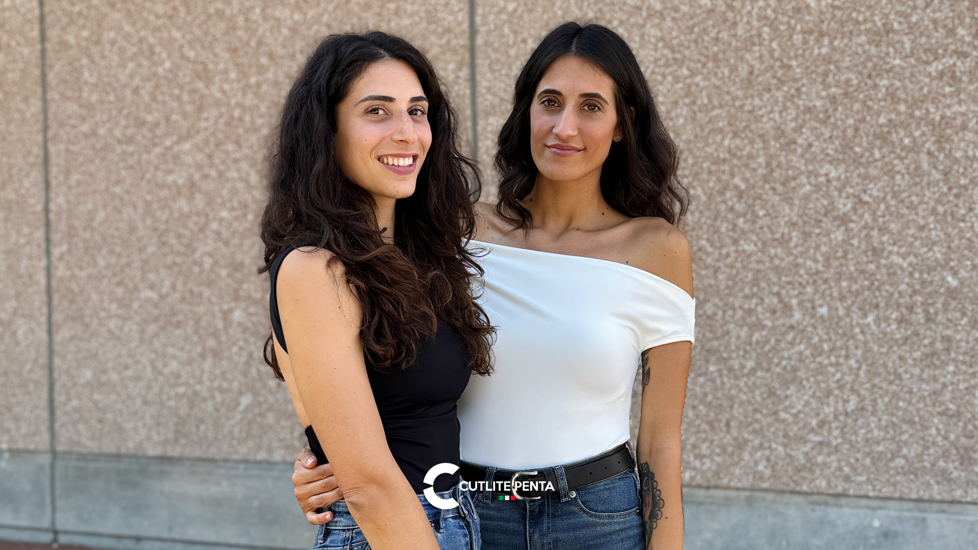 Dos compañeras del departamento Customer Care de Cutlite Penta, Federica Lombardelli y Simona Luciano, ante la sede de Prato