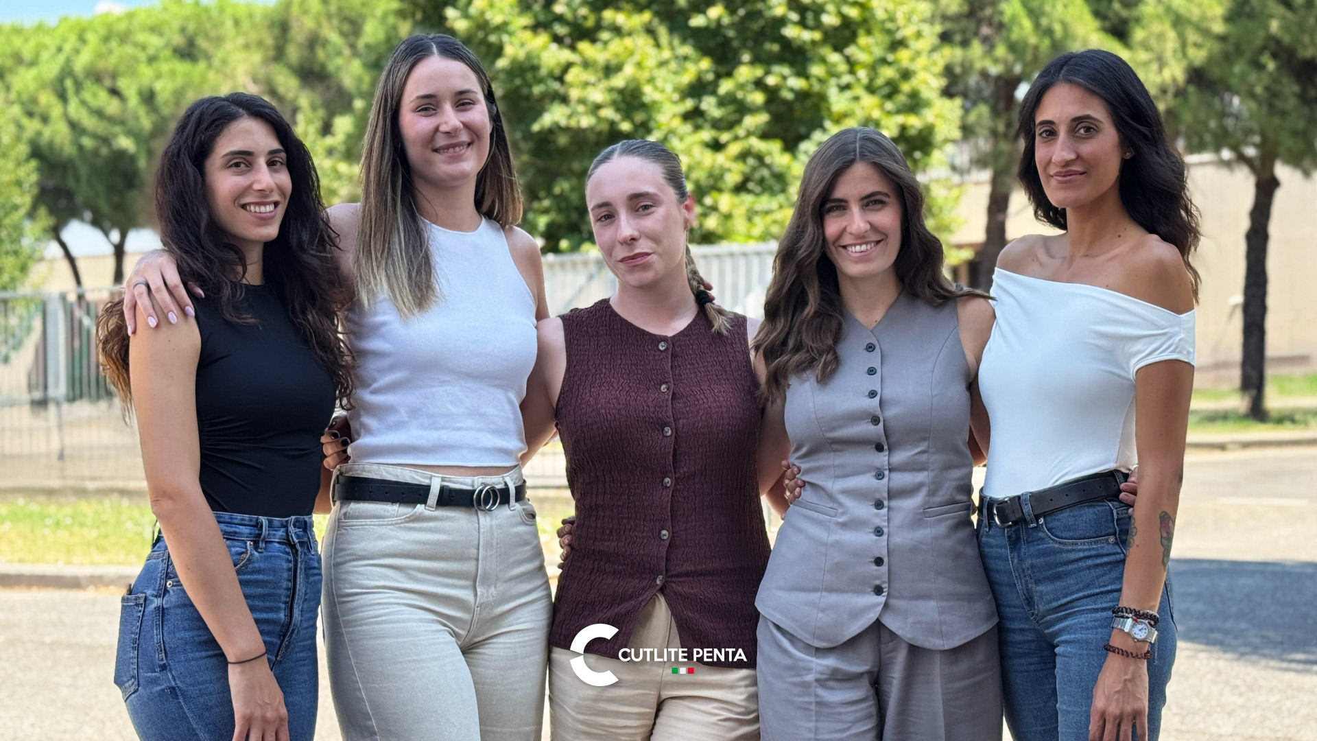 Le cinque colleghe del Customer Care di Cutlite Penta all'esterno della sede di Prato: Alice Saletti, Federica Lombardelli, Martina Novelli, Esperide Guerrieri e Simona Luciano
