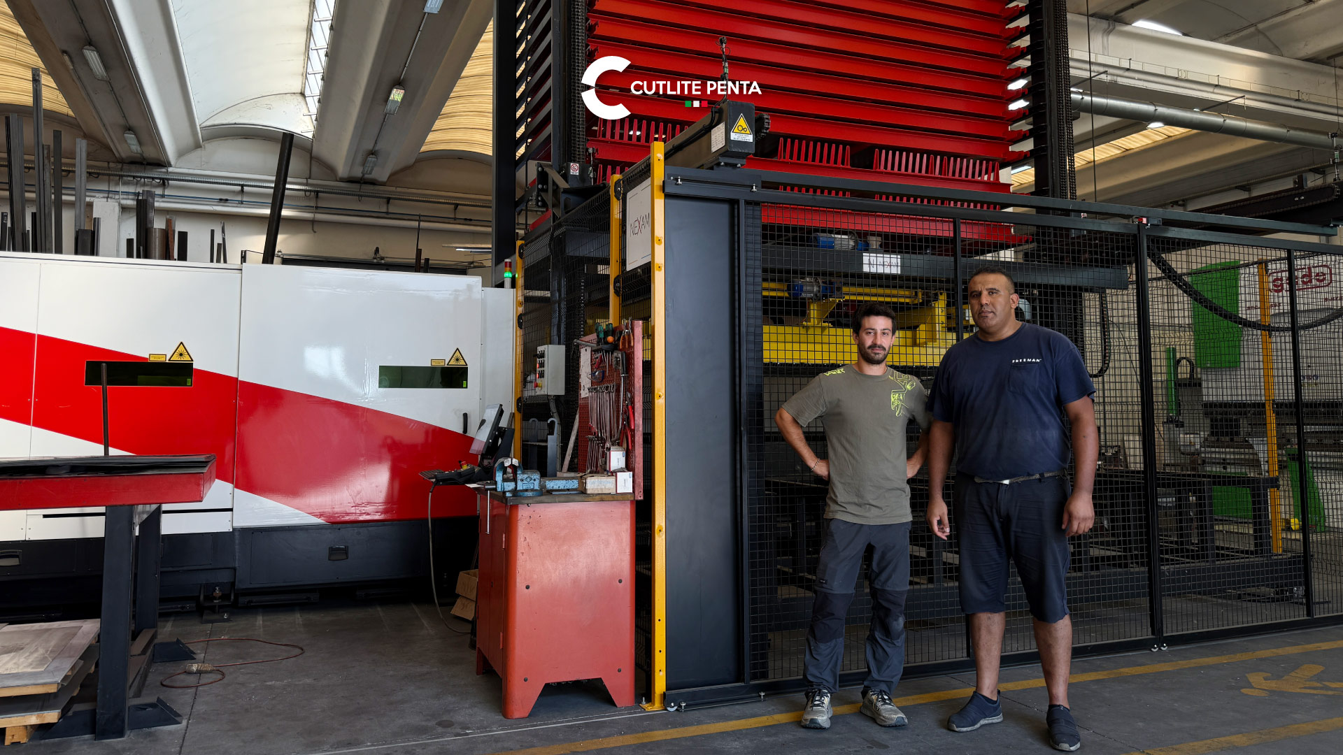 Zwei Mitarbeiter von Eco Design vor der Lasermaschine LME und dem automatischen Lager mit 12 Schubladen