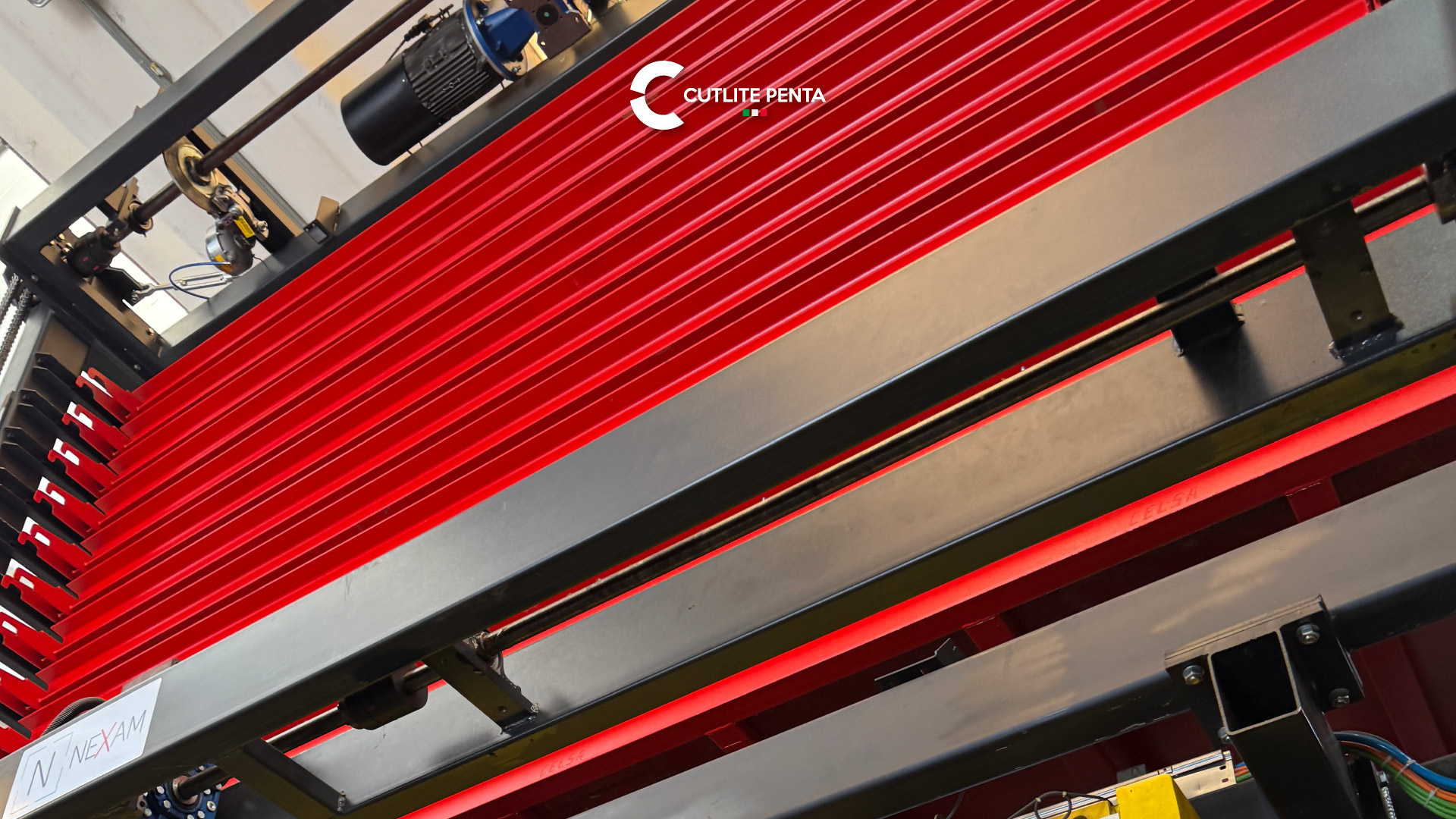Los cajones rojos del almacén automático de Eco Design vistos desde abajo