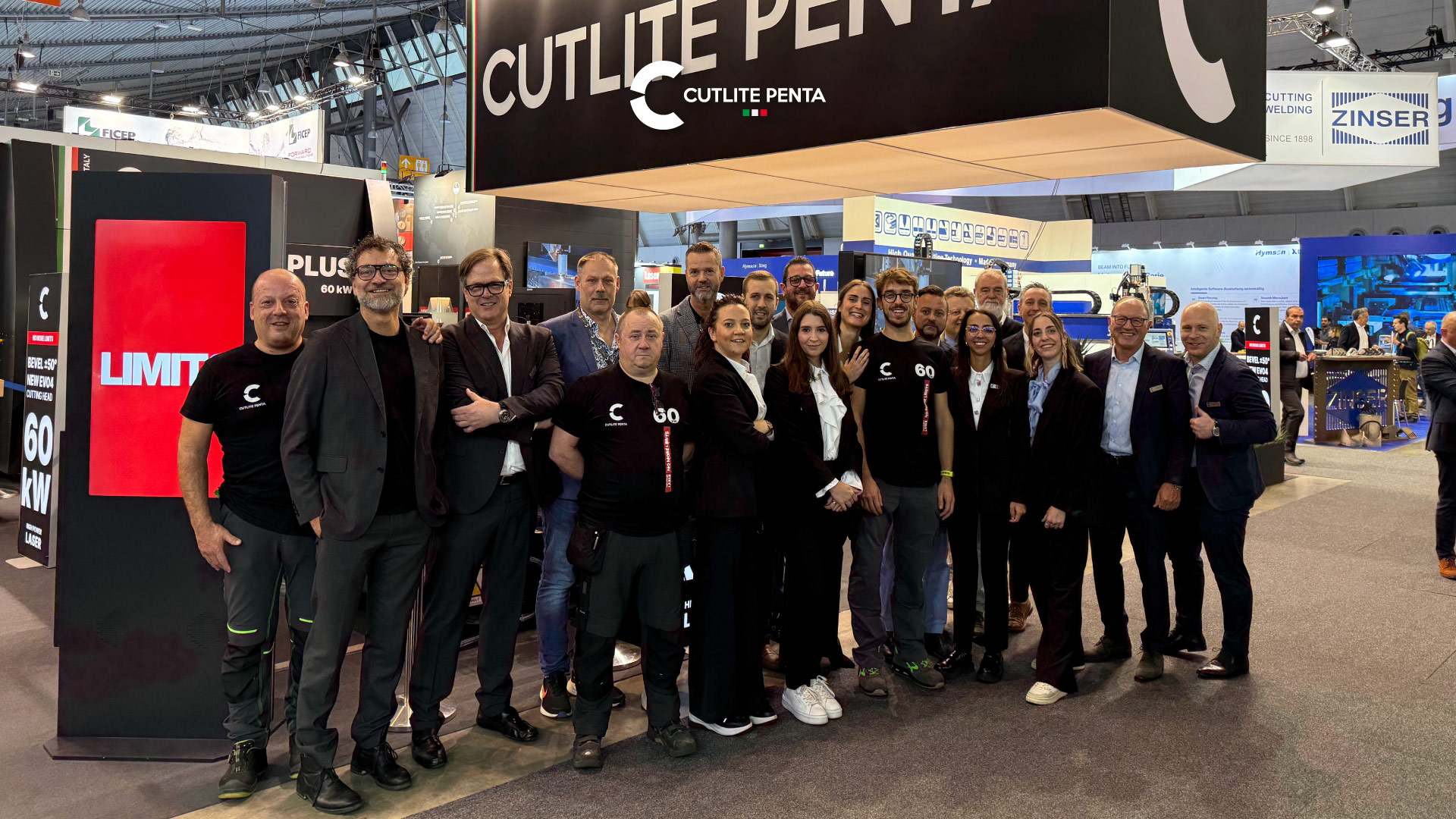 Il team internazionale Cutlite Penta allo stand di Blechexpo 2025 a Stoccarda