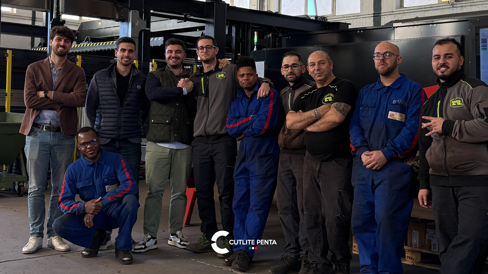L'équipe de FG di Frontalini e Gabbanelli devant leur système de découpe laser Cutlite Penta