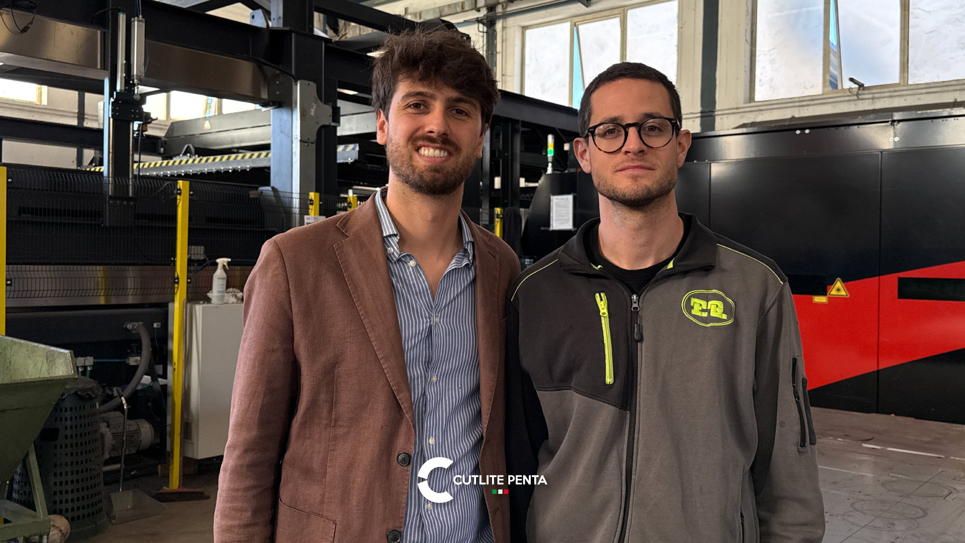 Andrea Bellucci von FG mit Alberto Castagnino von Lantek vor der Maschine