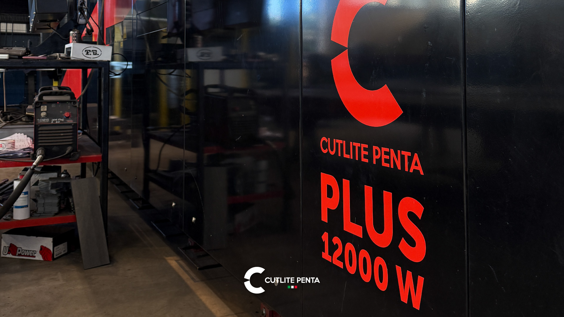 La cabine de la PLUS 12 kW de FG, avec l'inscription Cutlite Penta PLUS 12000 W