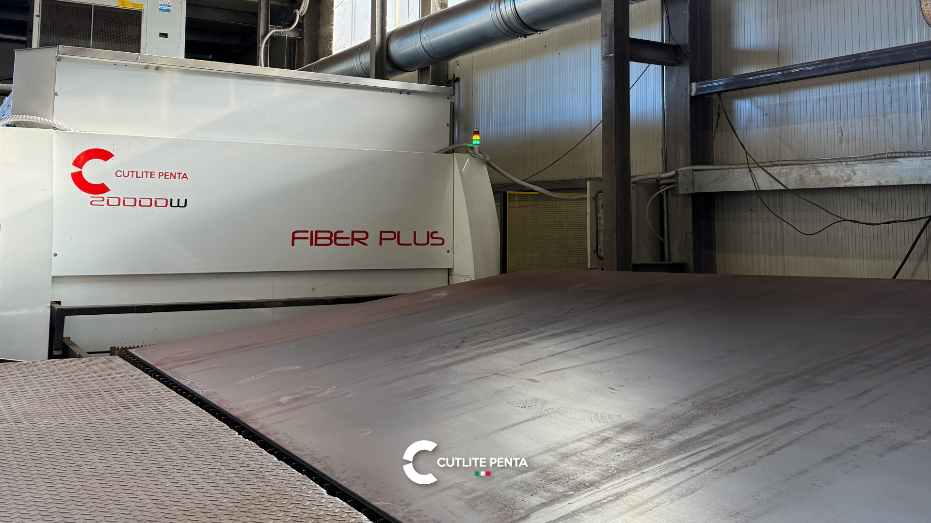 La PLUS da 20 kW di FG con una lamiera di forte spessore sul piano di lavoro