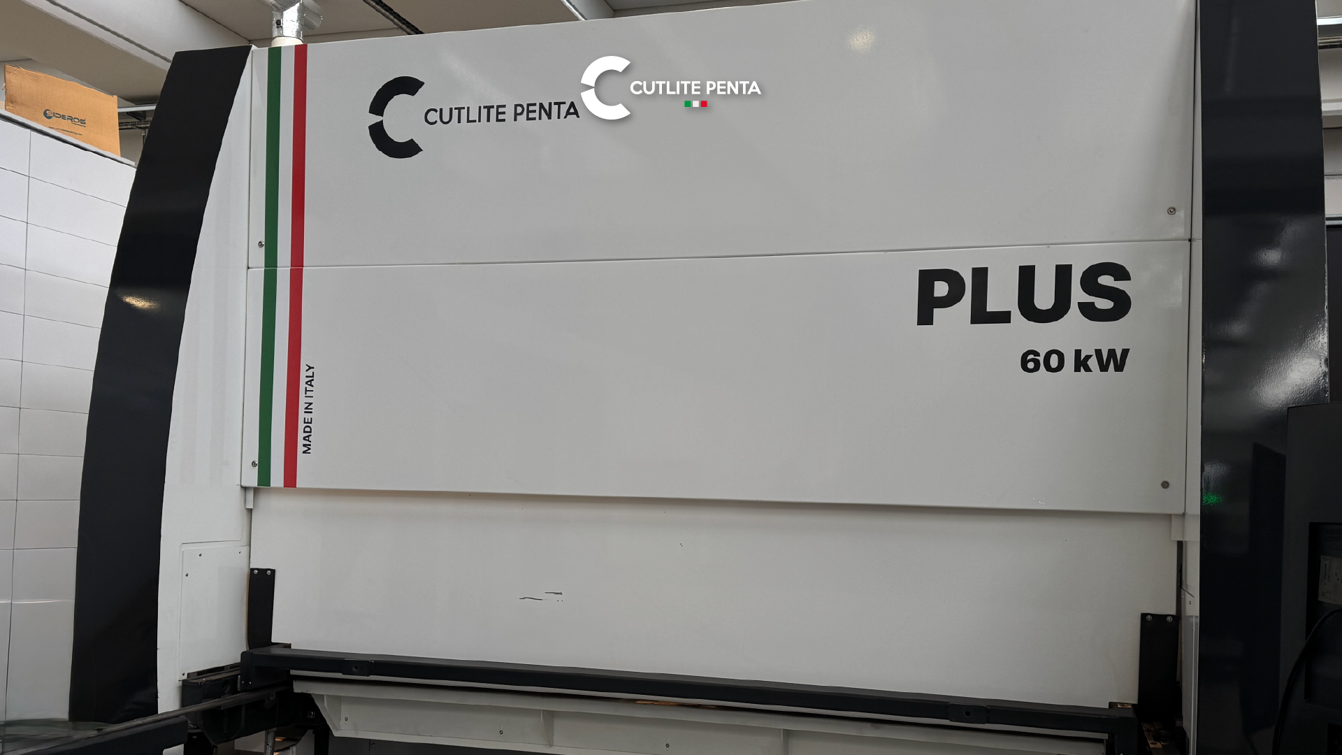 Una macchina di taglio laser PLUS da 60 kW con la scritta Made in Italy e il tricolore