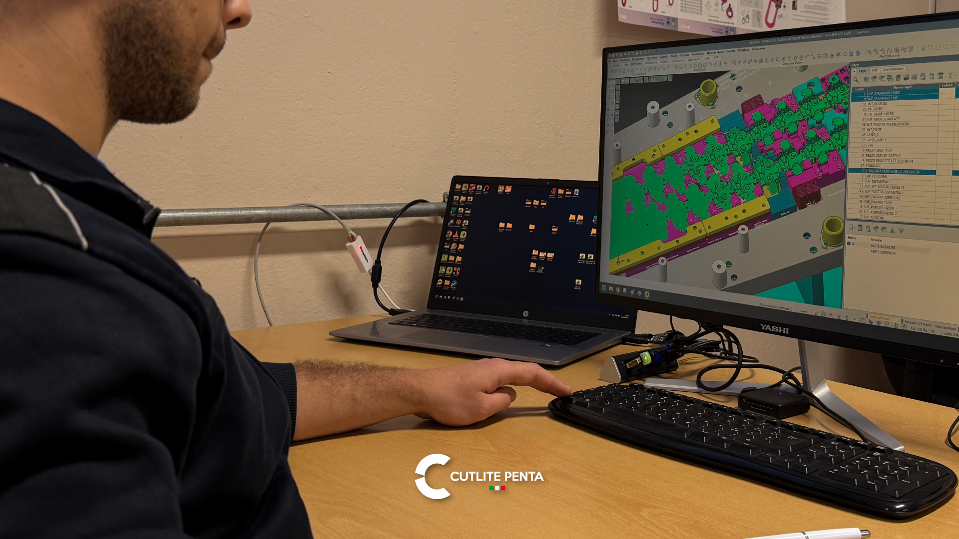 Un tecnico di Fratelli Martinelli al lavoro sul disegno 3D di uno stampo