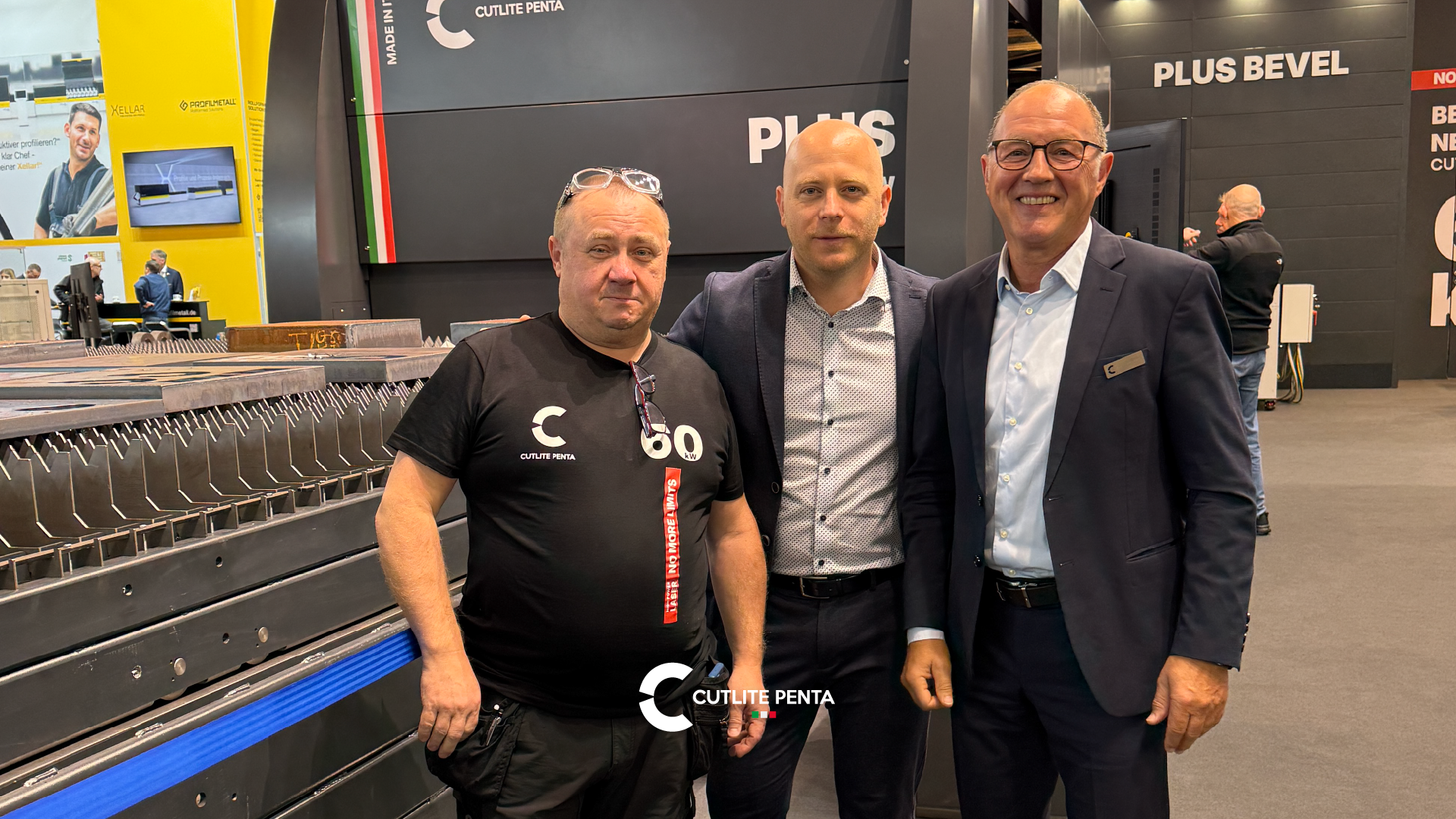Olaf Heiseler mit zwei Kollegen von Cutlite Deutschland am Cutlite Penta Messestand