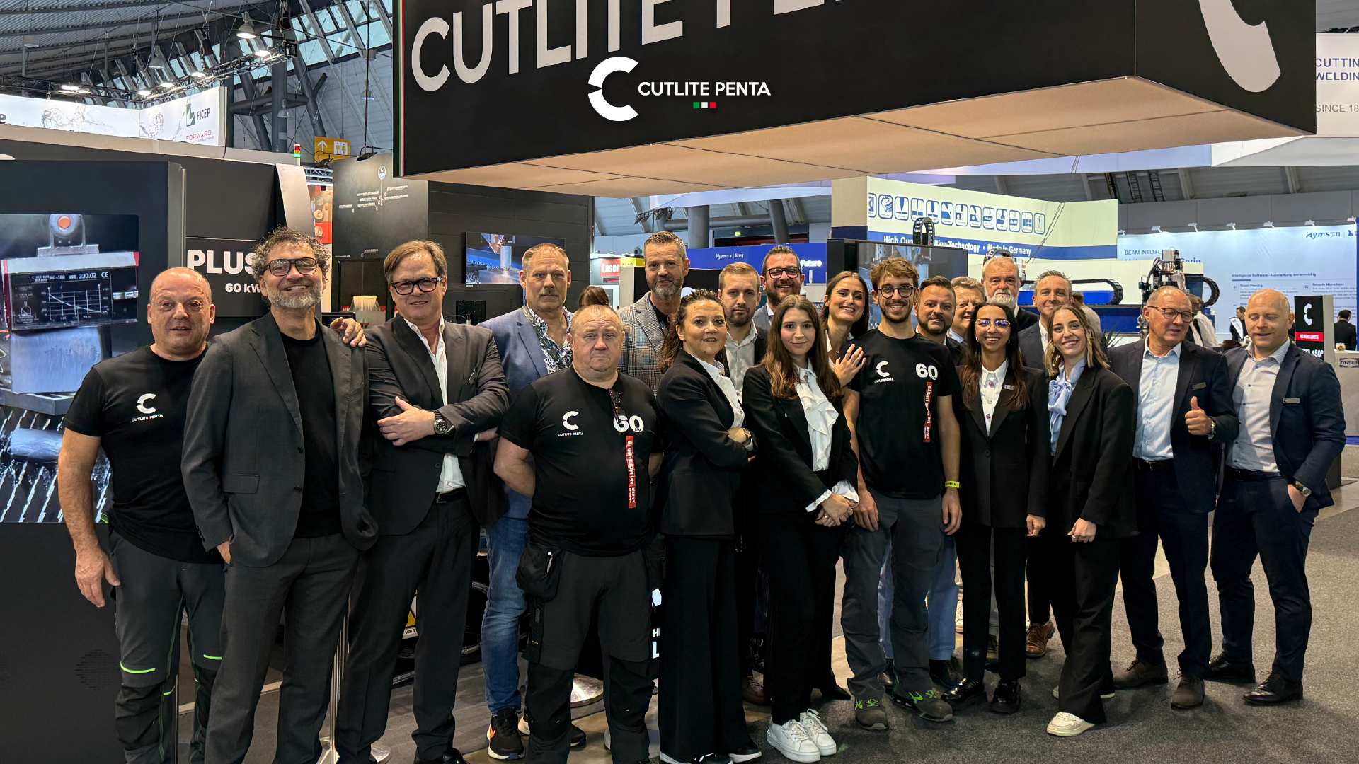 L'équipe Cutlite Penta et Cutlite Deutschland sur le stand du salon, sous l'enseigne