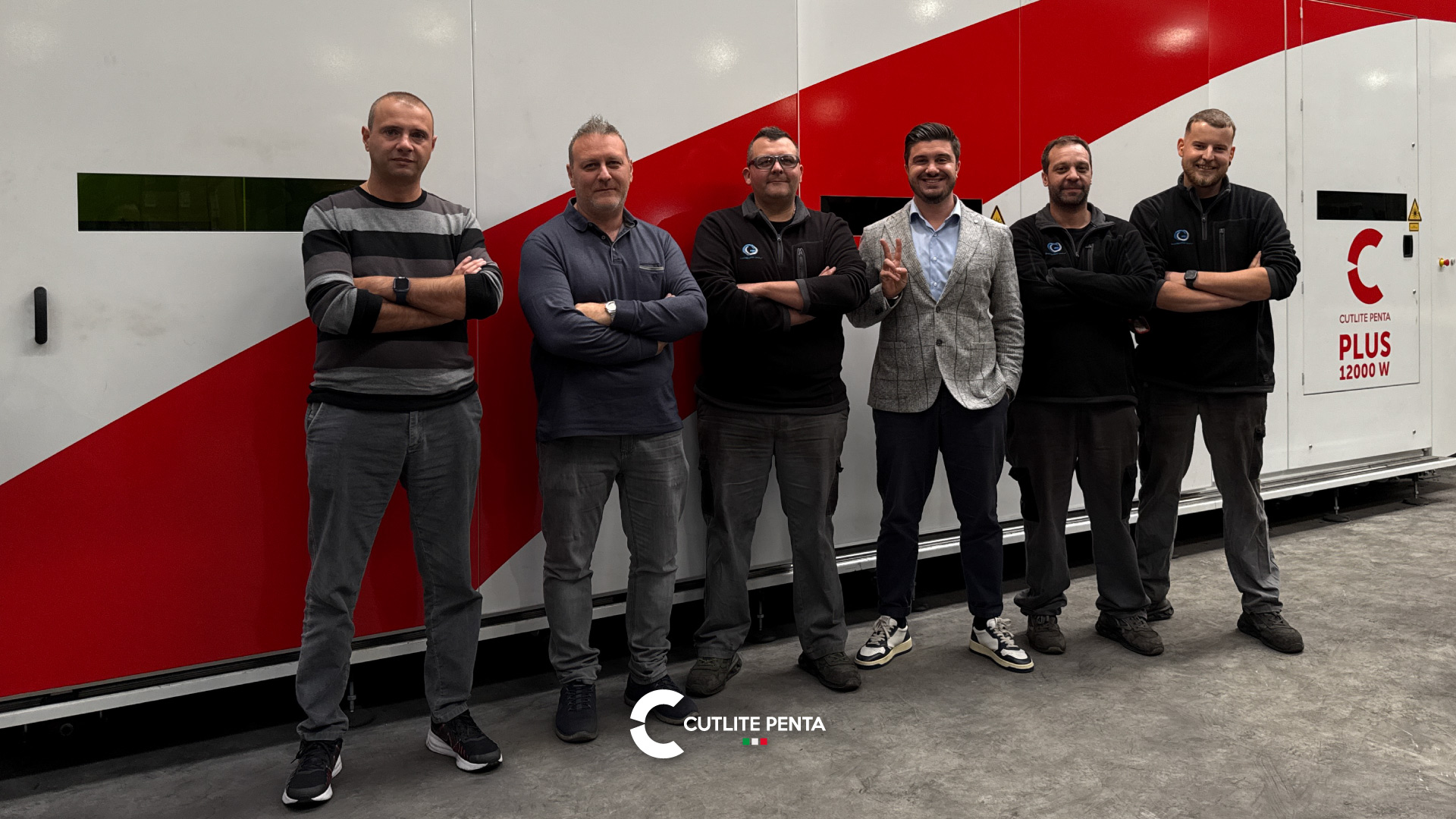Il team di Metal Jumbo con Alessio Venturini di Cutlite Penta davanti alla PLUS 12000 W