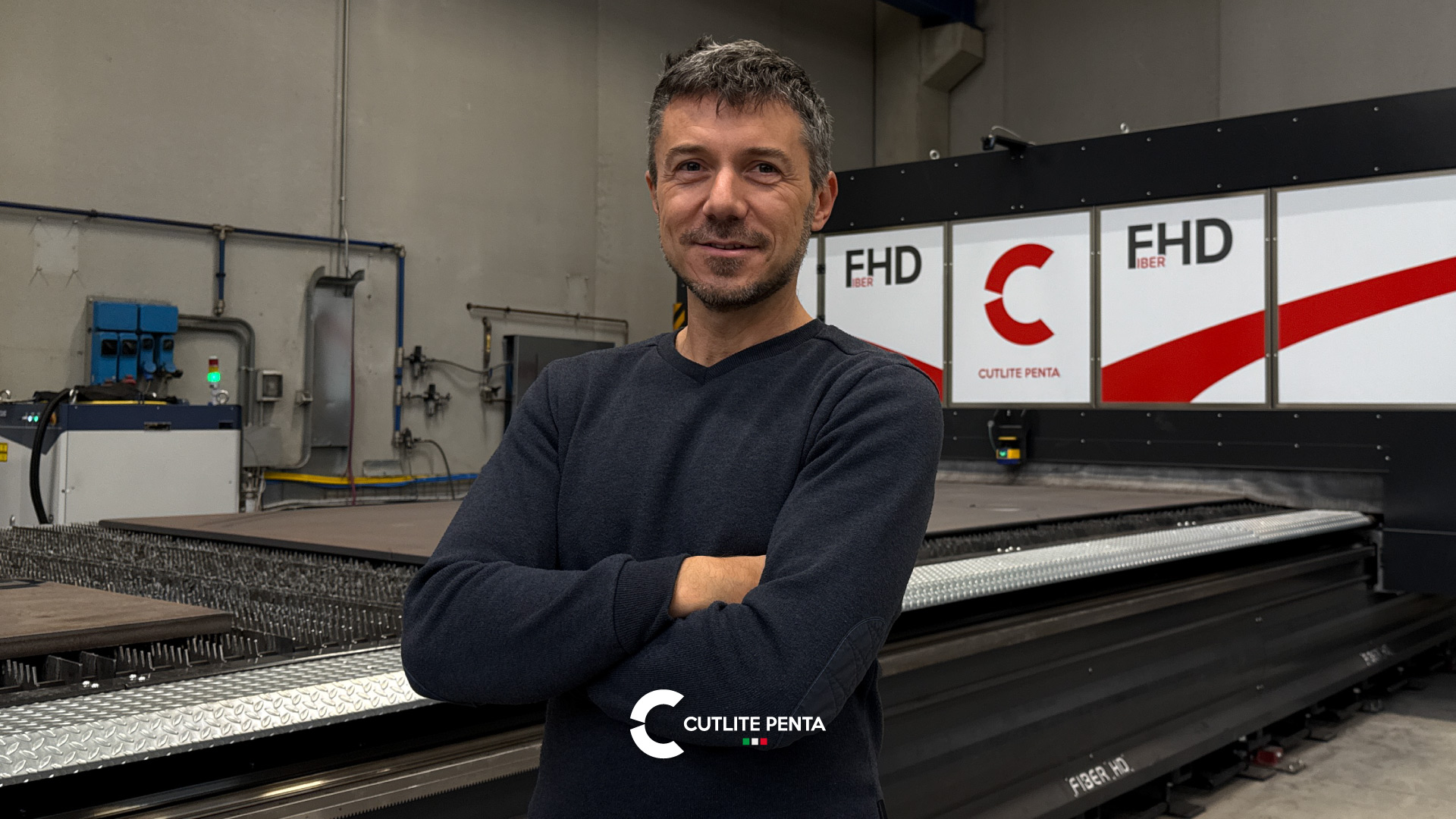 Marco Manetti, titolare di Officine Meccaniche Castelfiorentino, davanti al sistema laser FHD