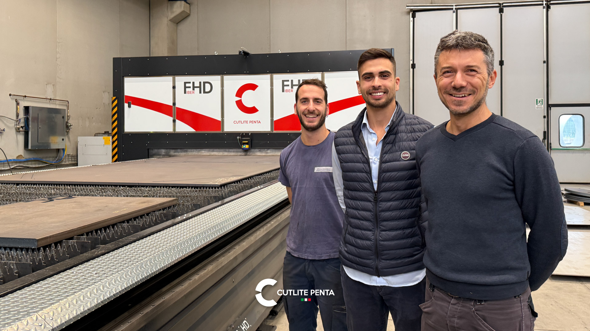 Marco Manetti con Alessio Marrucci di Cutlite Penta e un operatore davanti alla FHD di Officine Meccaniche Castelfiorentino