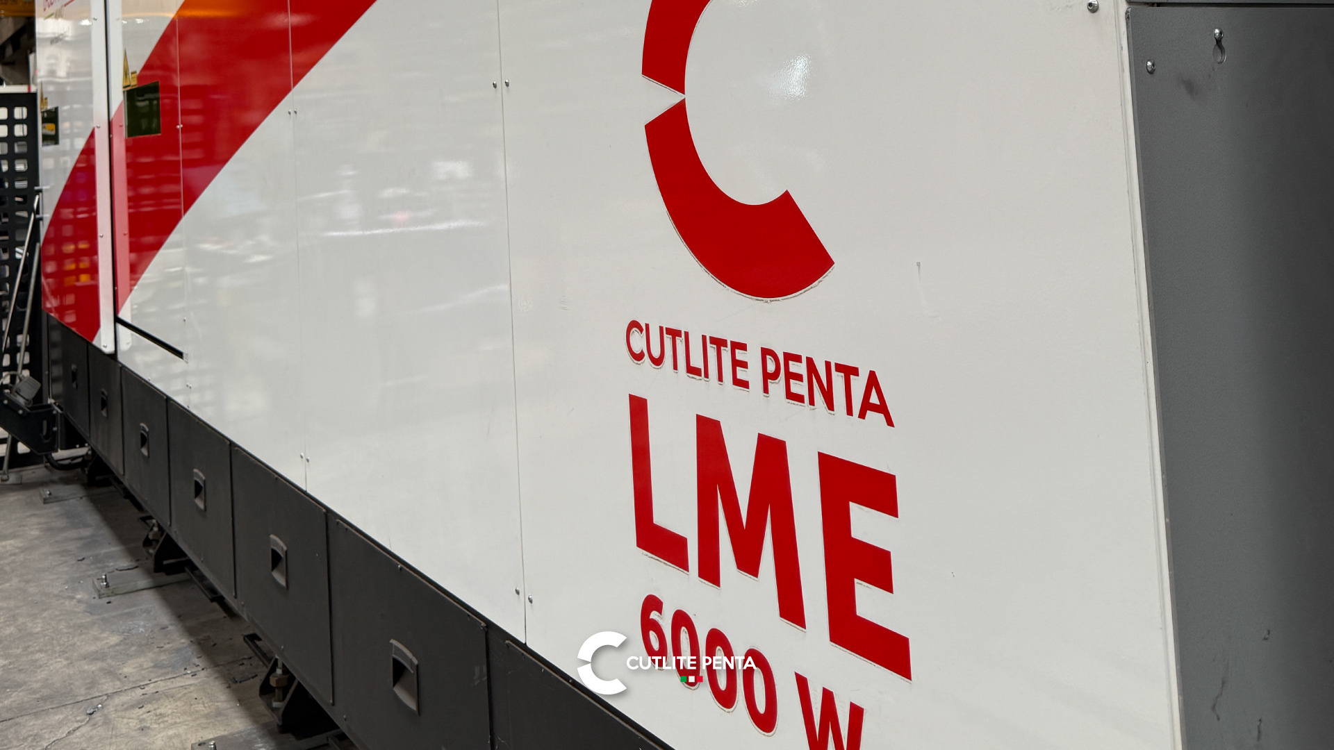 La fiancata della LME 6000 W di Metal Jumbo, con la scritta Cutlite Penta LME 6000 W