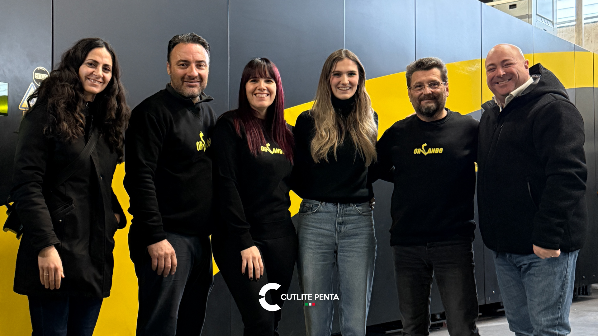 Il team di Orlando Srl con Alessio Venturini di Cutlite Penta e una rappresentante di Libellula davanti alla macchina