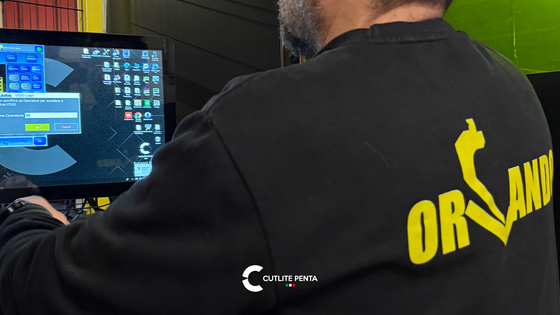 Un operatore di Orlando Srl al terminale con la schermata di accesso del software Libellula