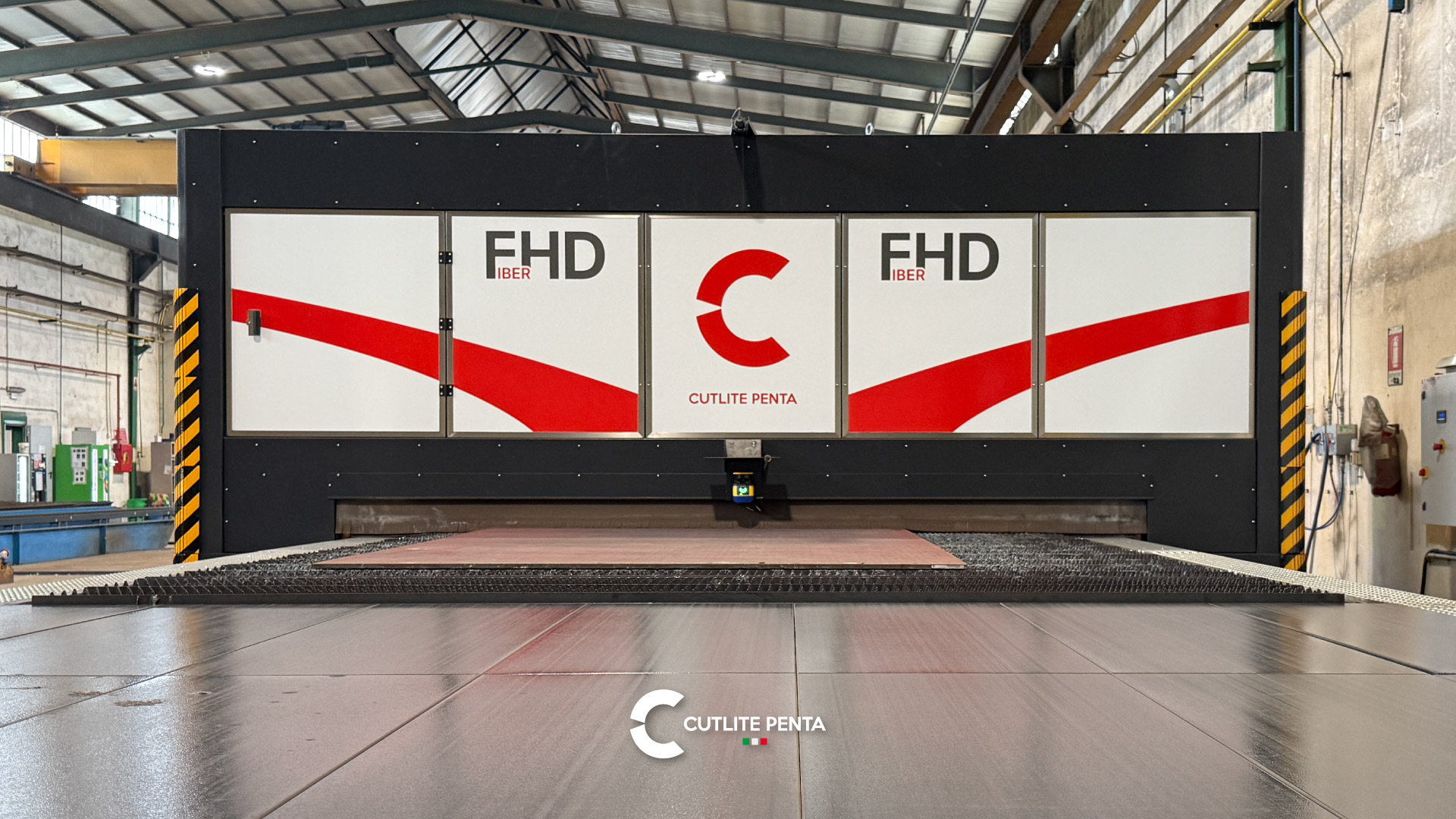 A FHD 20 kW da Nuova Lamierprofil vista de frente, com uma chapa sobre a mesa