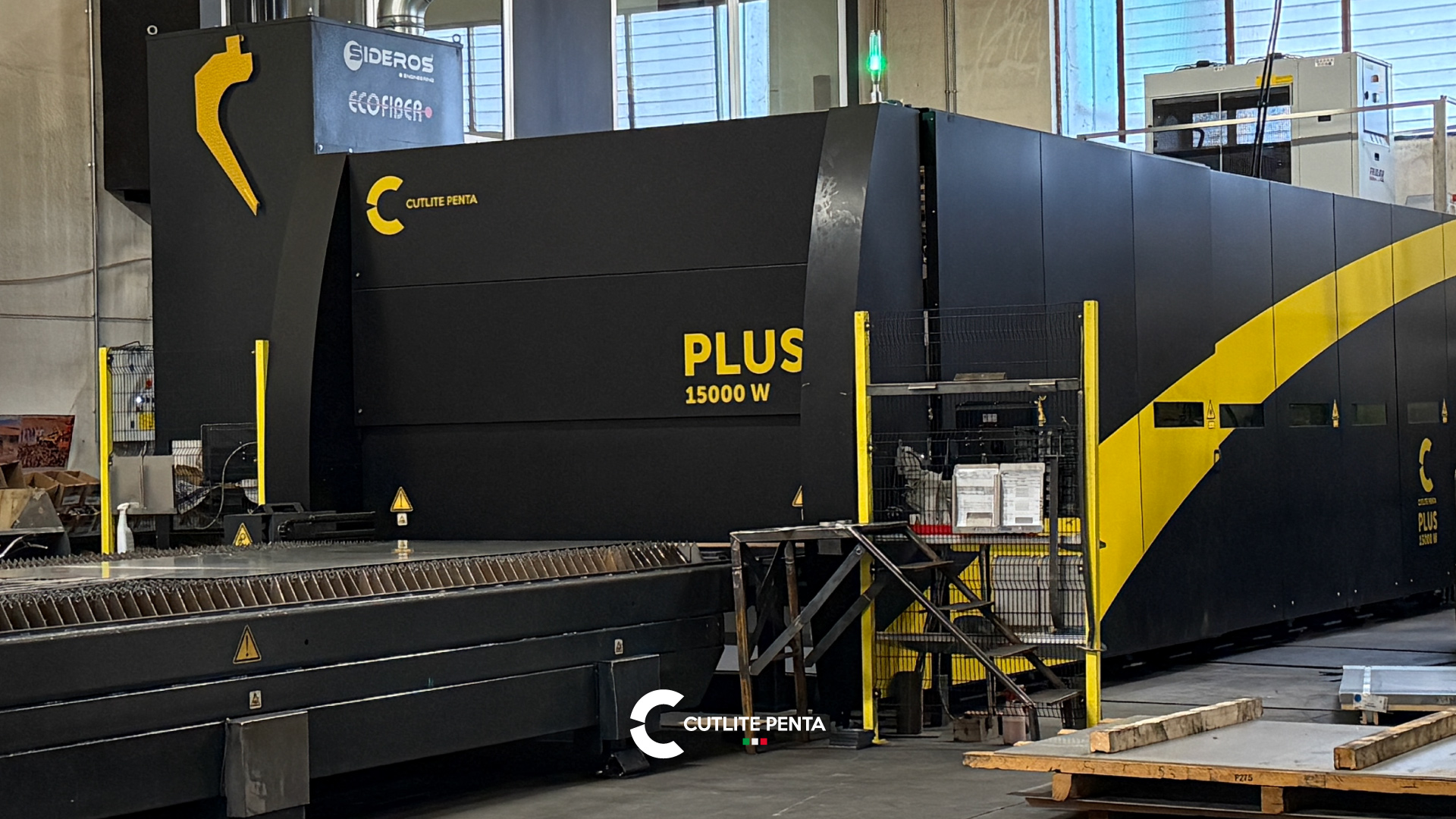 La PLUS 15000 W di Orlando Srl in livrea nera e gialla, con il banco di taglio in primo piano