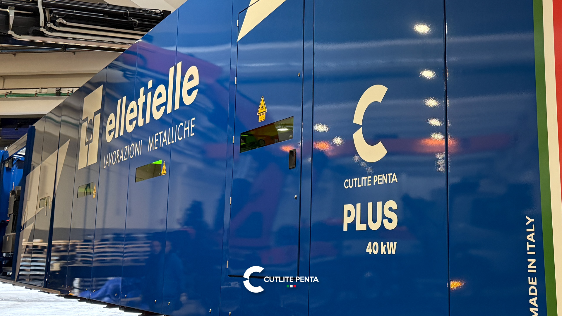 Il fianco della PLUS 40 kW di Elletielle in livrea blu, con il logo aziendale e la fascia tricolore Made in Italy