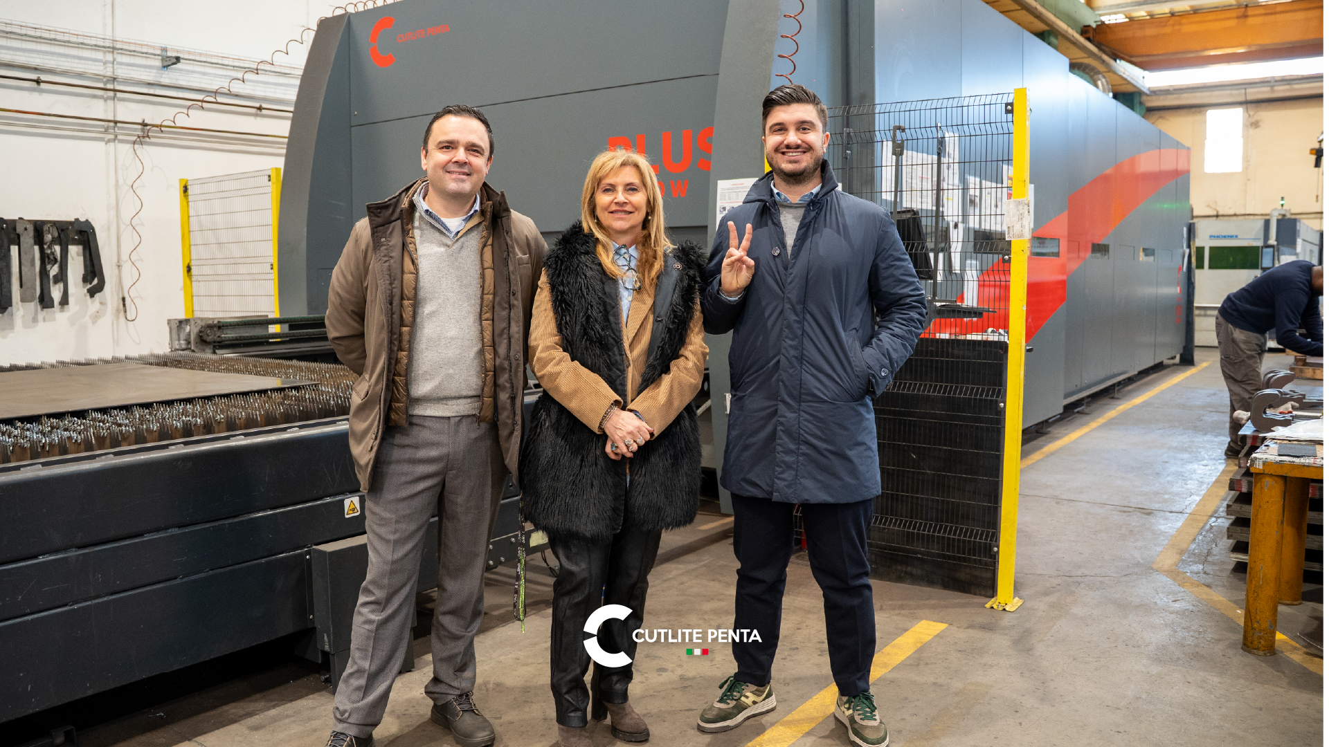 Sabrina Gabellini von Nuova Sider mit Alessio Venturini und Enrico Cecchini vor der PLUS in der Halle