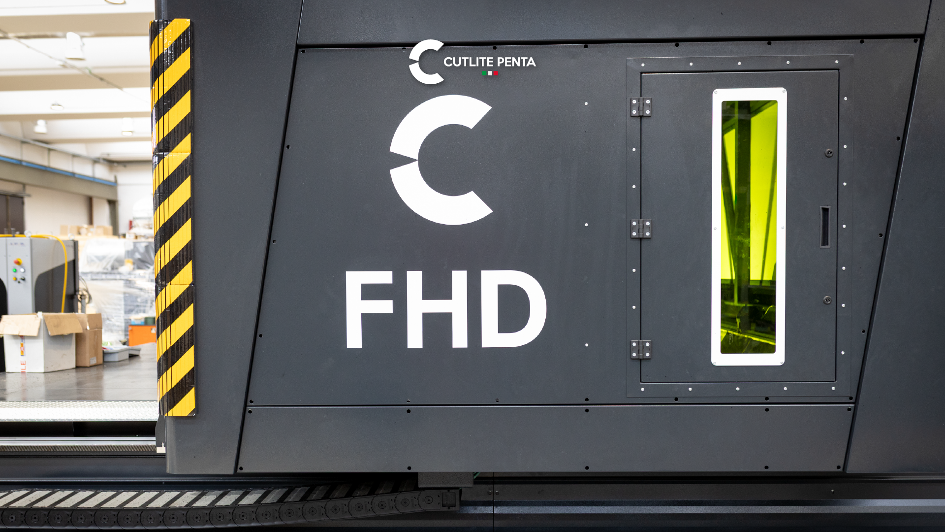 La cabina di protezione di una FHD Cutlite Penta con la finestra di ispezione con vetro di protezione laser verde
