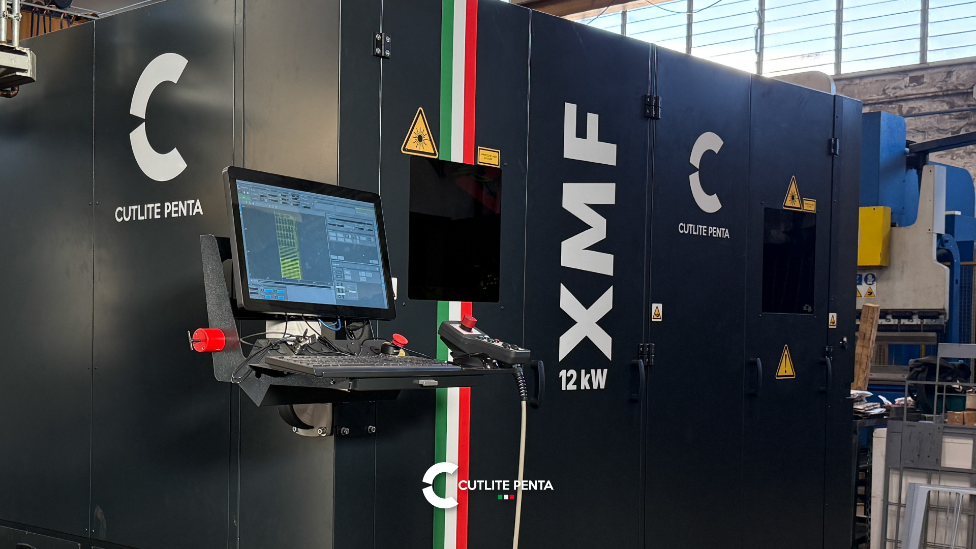 O console da XMF 12 kW da Gambuzzi com o software de corte na tela e a botoeira