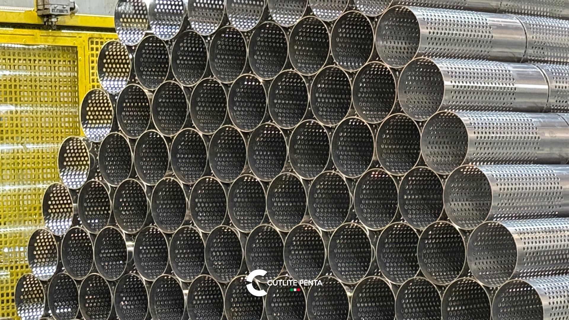 Tubes perforés en acier empilés en pyramide dans l'usine de Fratelli Ferrara
