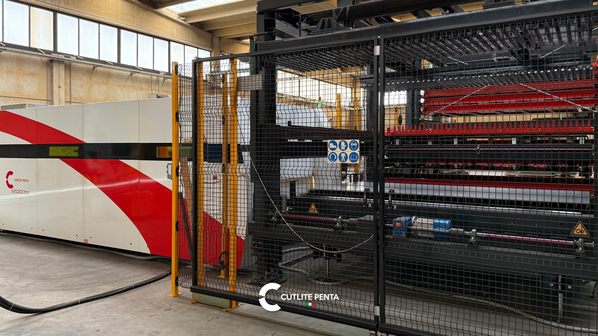 Il magazzino automatico delle lamiere con le recinzioni di sicurezza accanto alla PLUS 12 kW di C.M.B Group