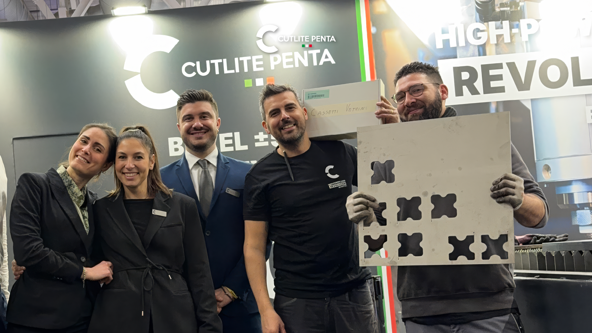 Il team Cutlite Penta Italia allo stand di MECSPE a Bologna mostra una lamiera con nesting appena tagliata