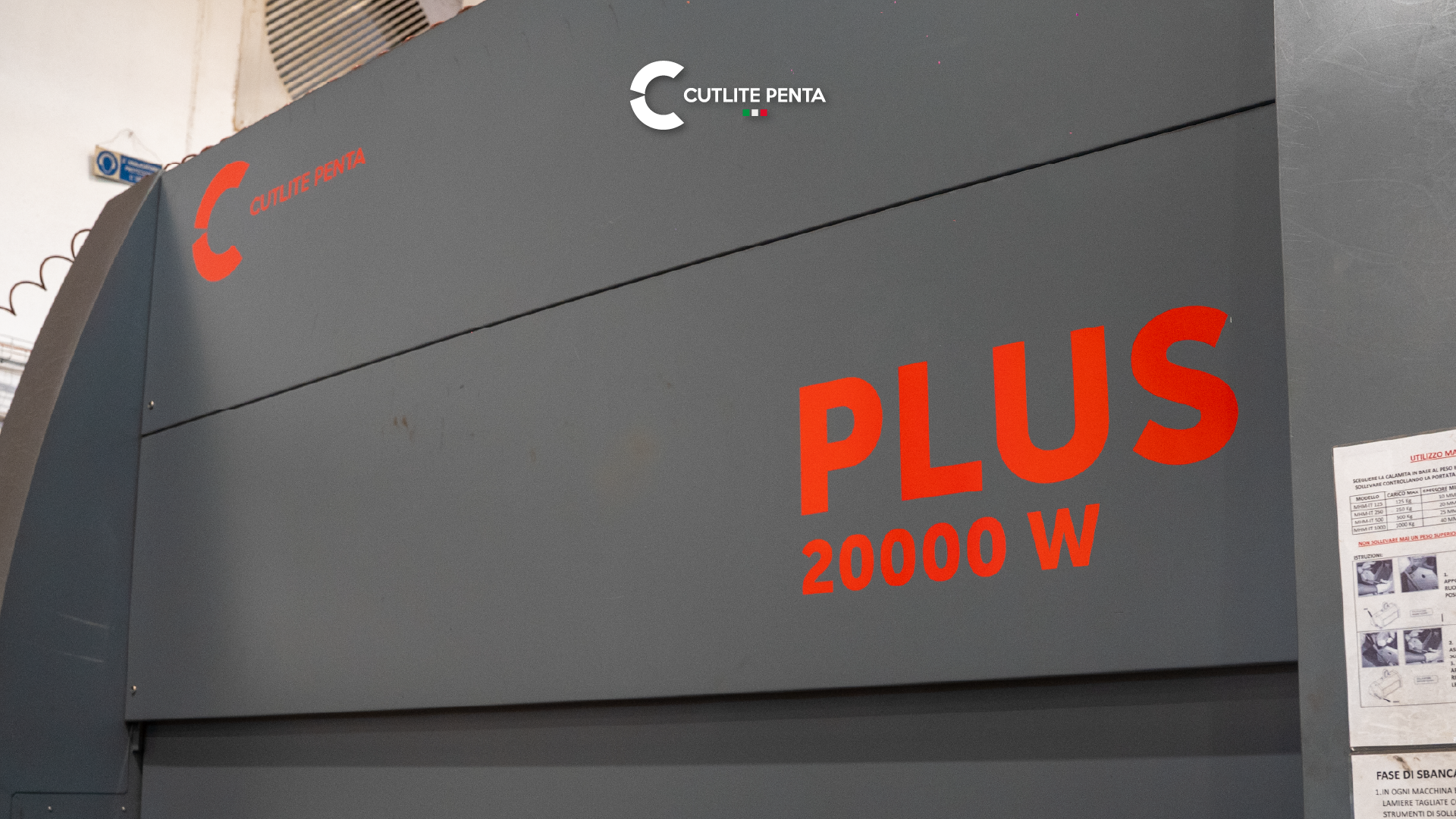Die rote Aufschrift PLUS 20000 W auf dem grauen Panel der Maschine von Nuova Sider