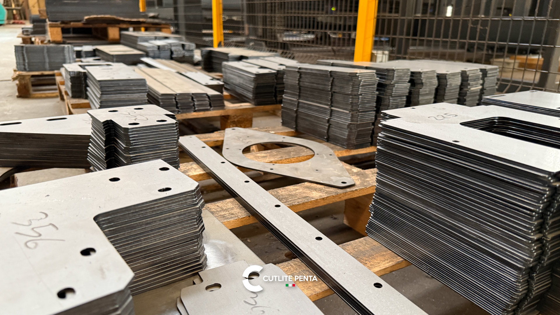 Particolari in lamiera sottile appena tagliati e impilati su pallet nell'officina di C.M.B Group