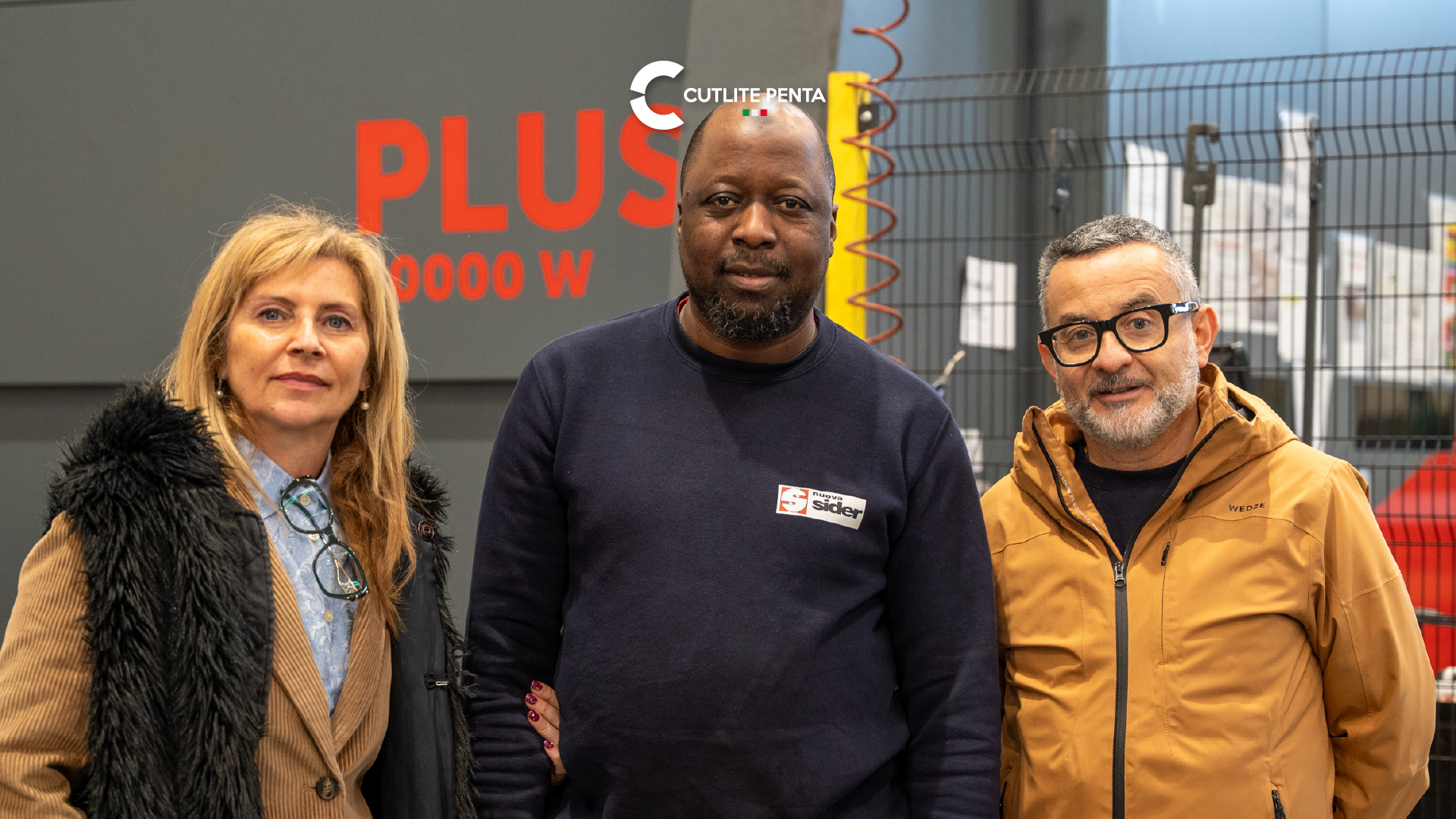Sabrina Gabellini von Nuova Sider mit zwei Personen vor der PLUS 20000 W in der Halle