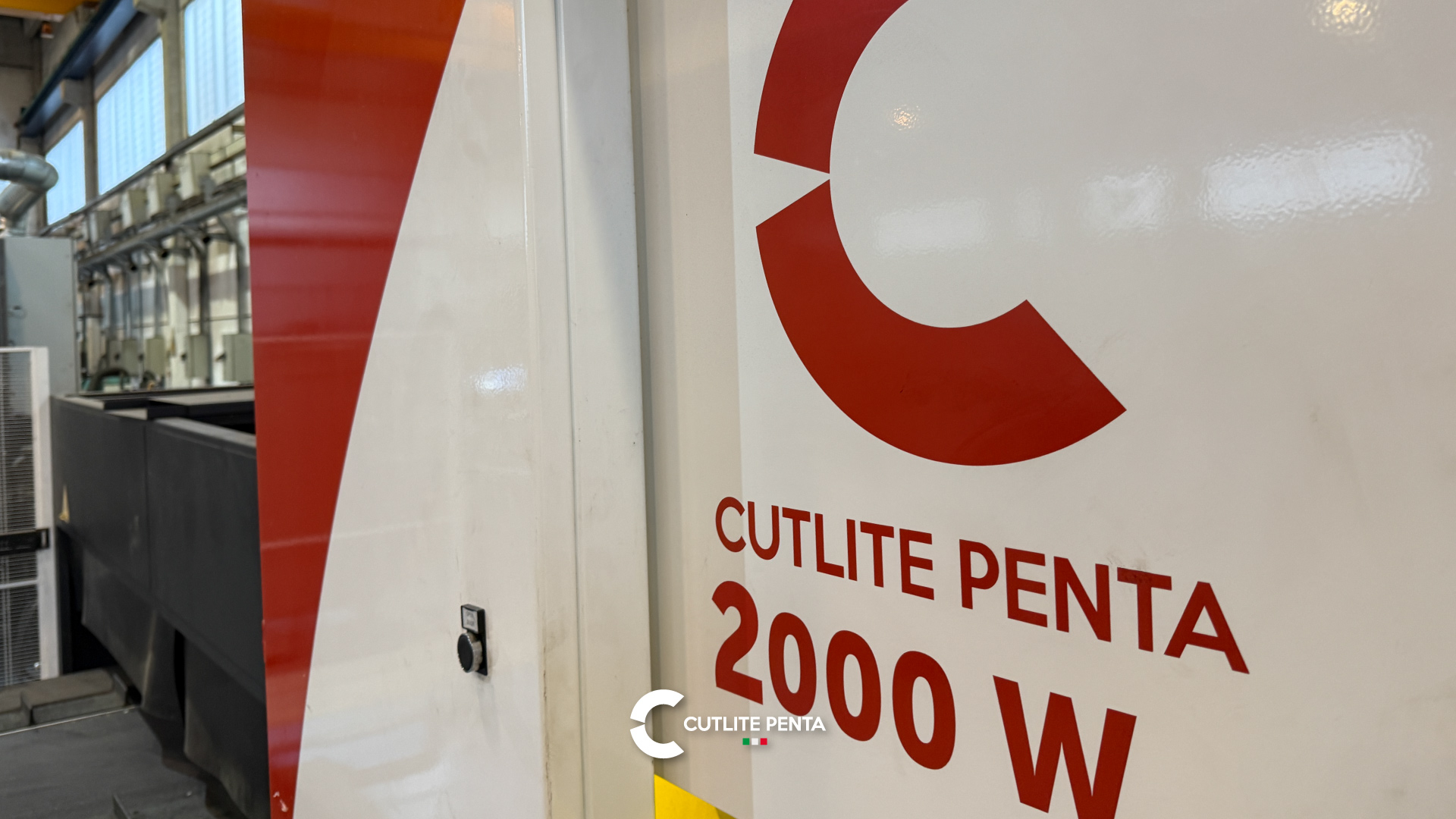 Le logo Cutlite Penta et l'inscription 2000 W sur le panneau blanc du laser tube de Fratelli Ferrara