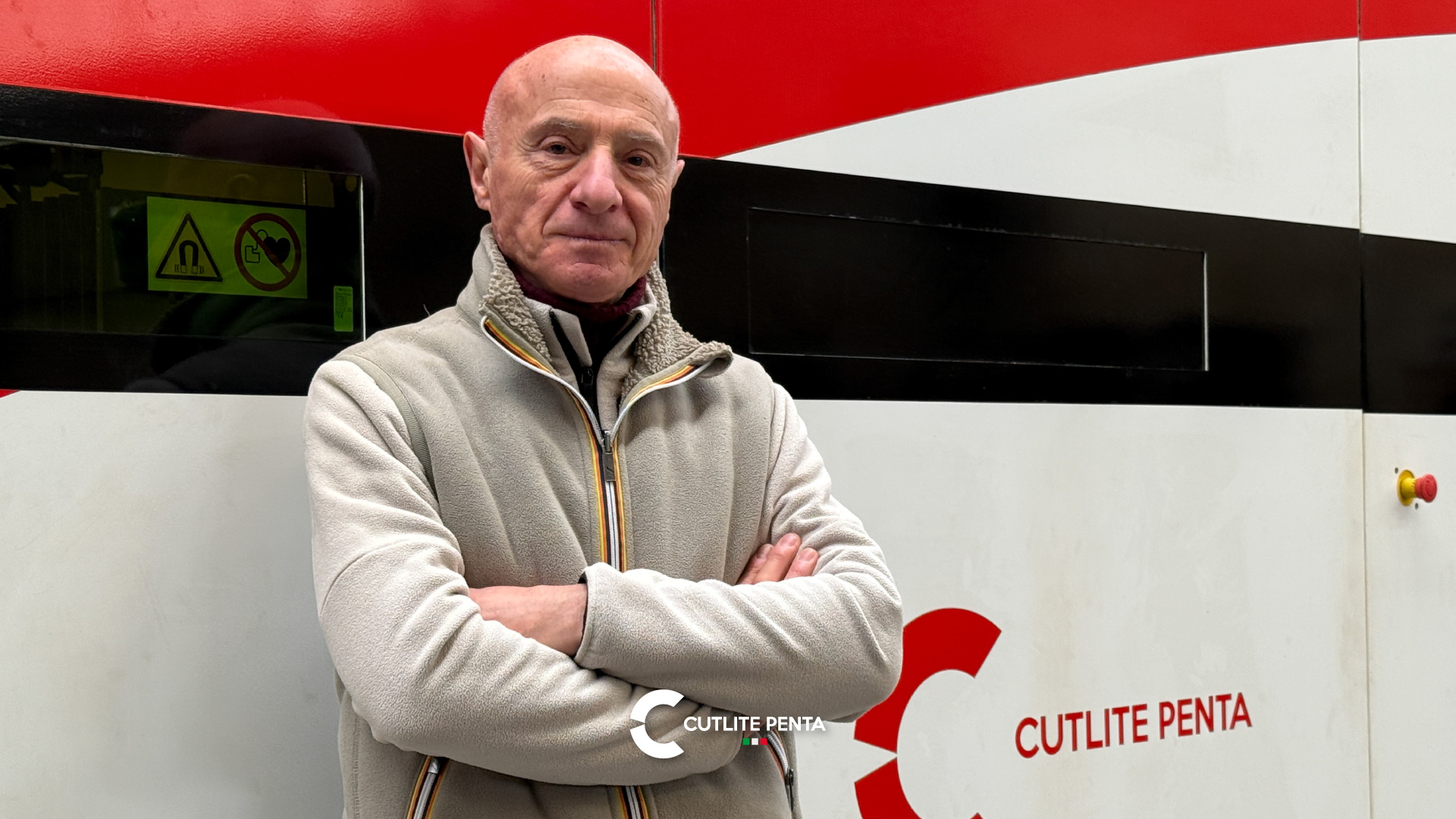 Pier Giorgio Raimondo devant la machine de découpe laser PLUS 12 kW rouge et blanche de C.M.B Group
