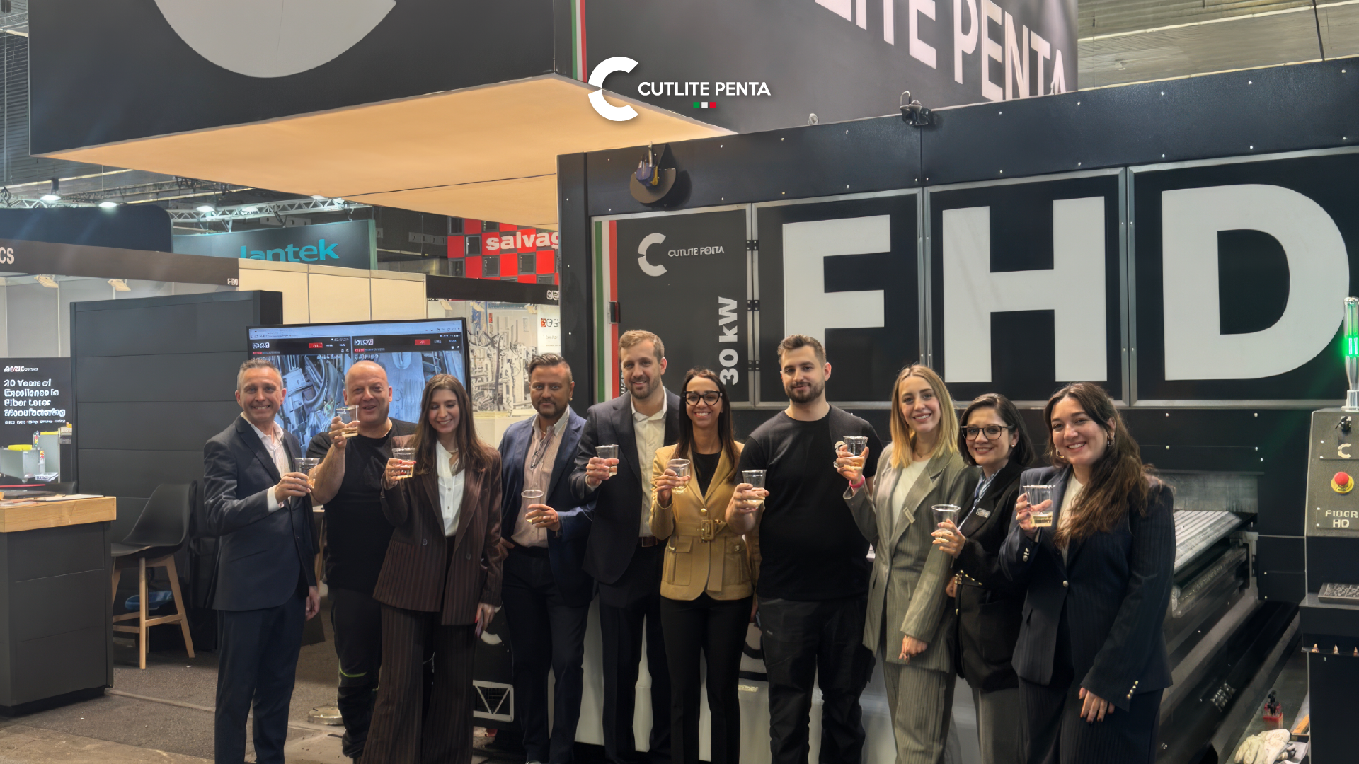 El equipo de Cutlite Penta Ibérica brinda en el stand de BIEMH en Bilbao delante de la FHD 30 kW