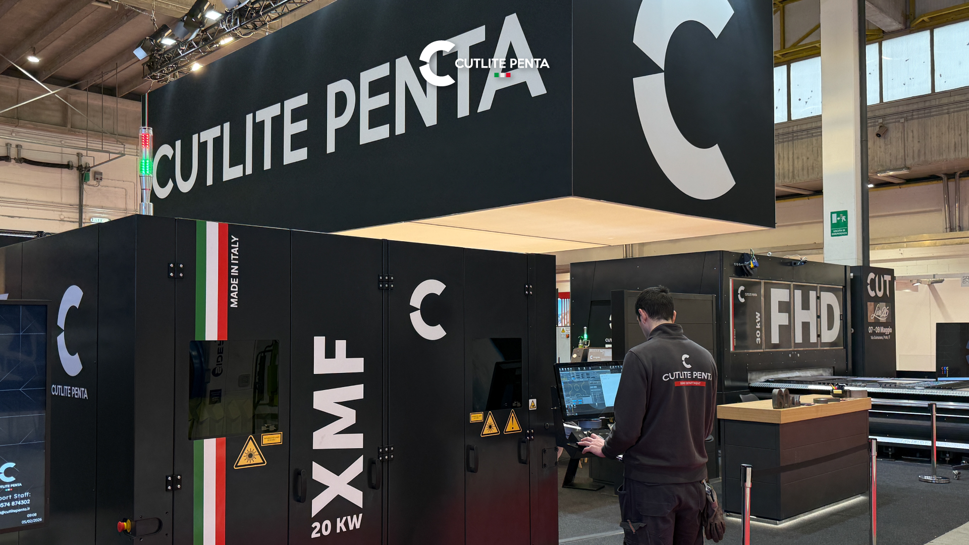 O estande Cutlite Penta na feira com a XMF 20 kW em primeiro plano e a FHD 30 kW ao lado