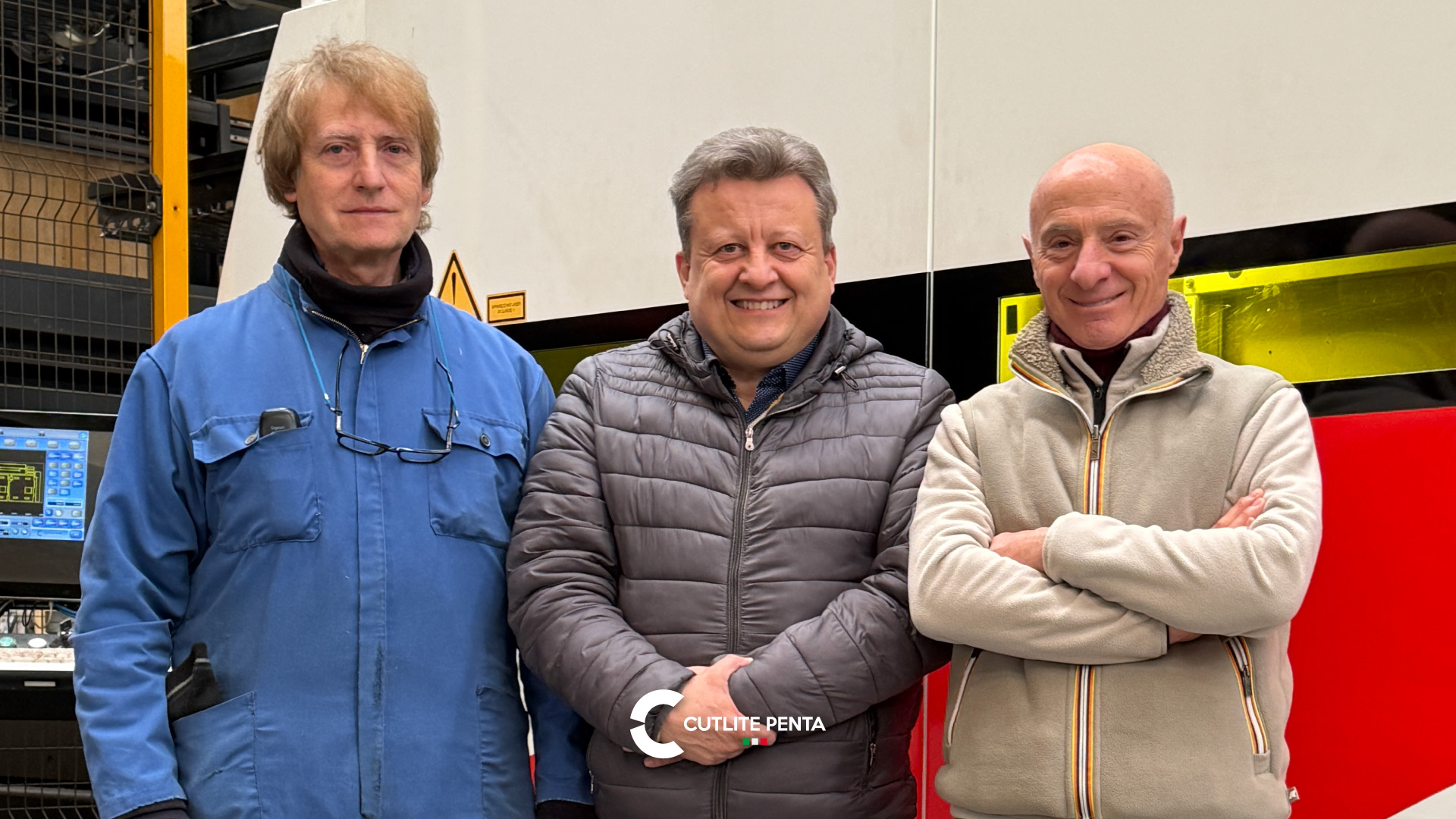 Drei Personen vor der Laserschneidmaschine PLUS 12 kW im Werk von C.M.B Group