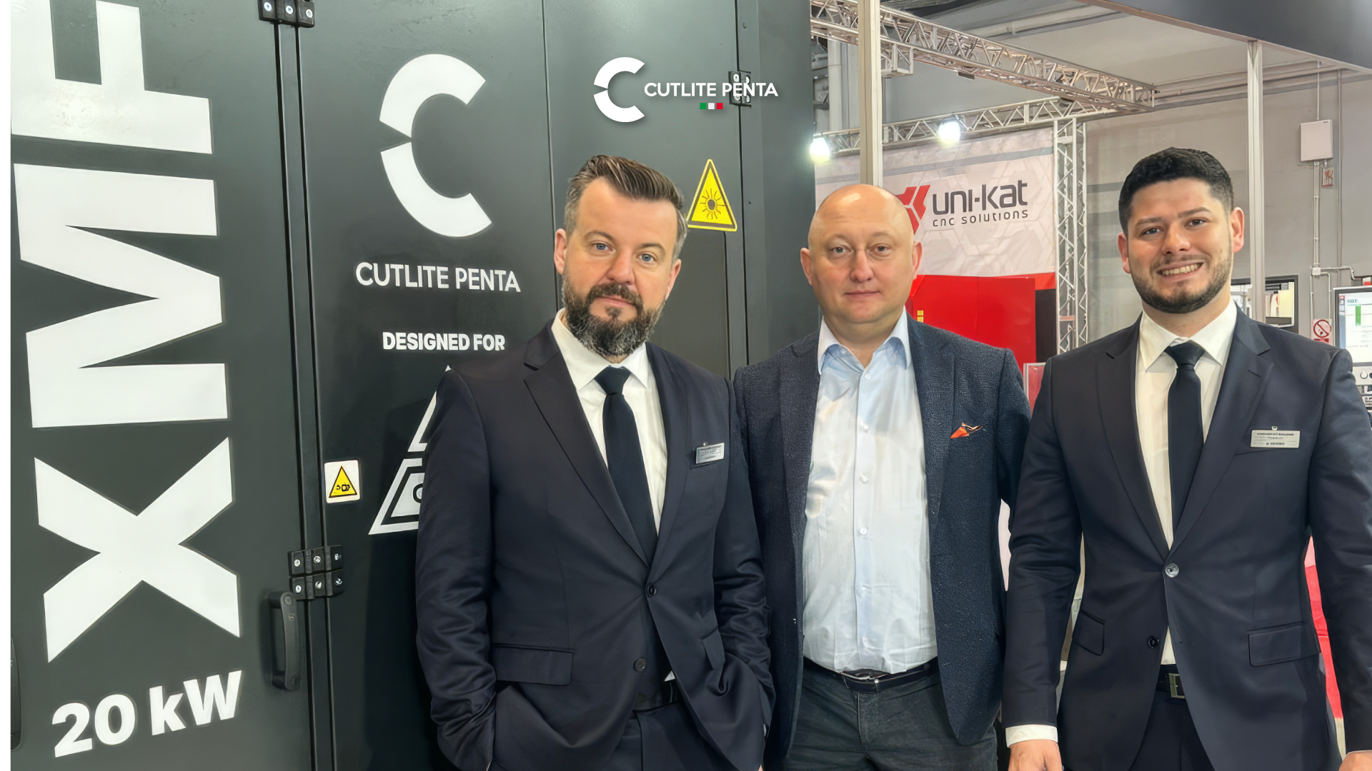 The CEO of Cutlite Penta Sp. z o.o. with two customers at the STOM-TOOL stand in Kielce in front of the XMF 20 kW