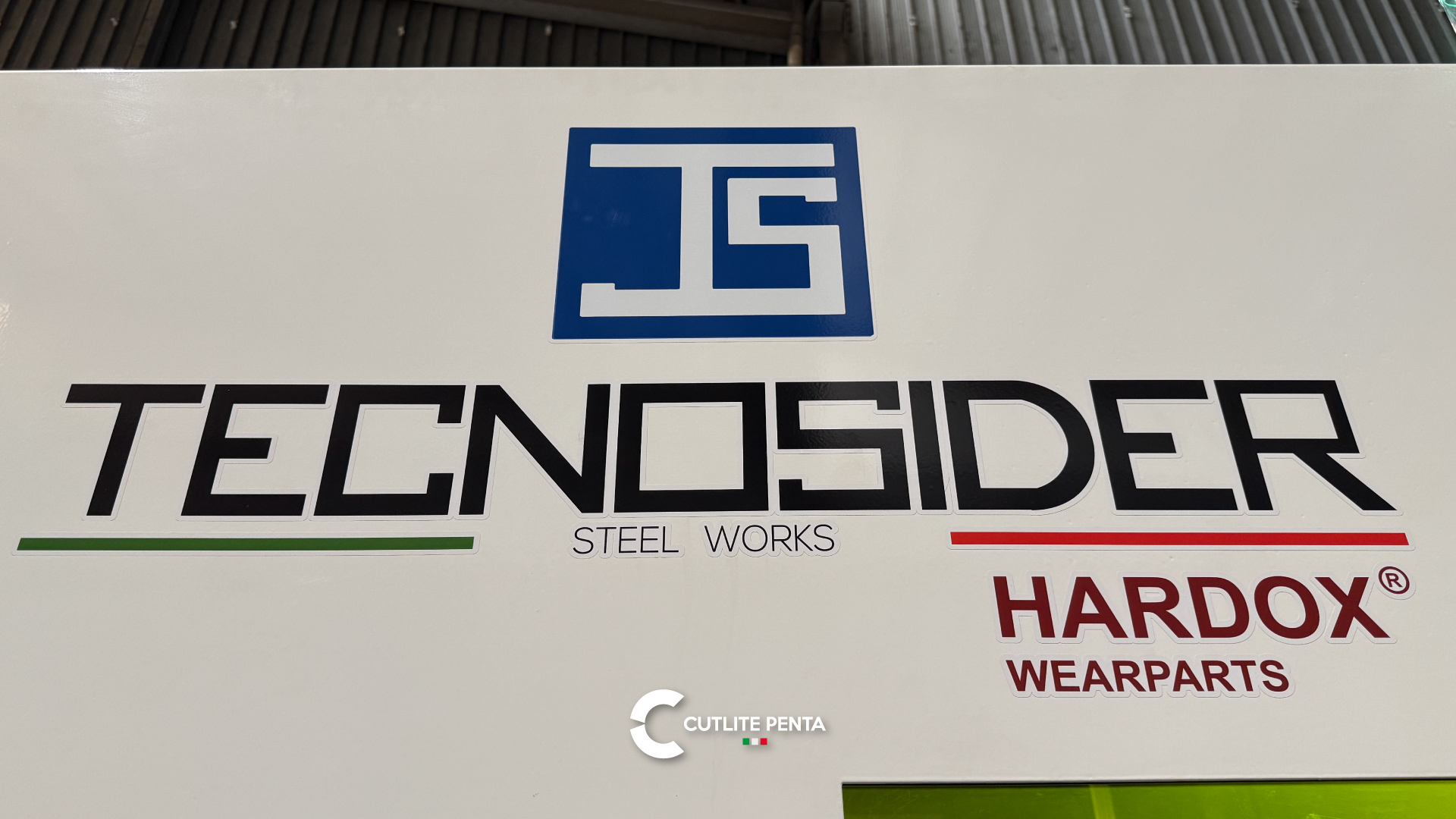 Il logo Tecnosider Steel Works e Hardox Wearparts sulla livrea personalizzata della macchina di taglio laser