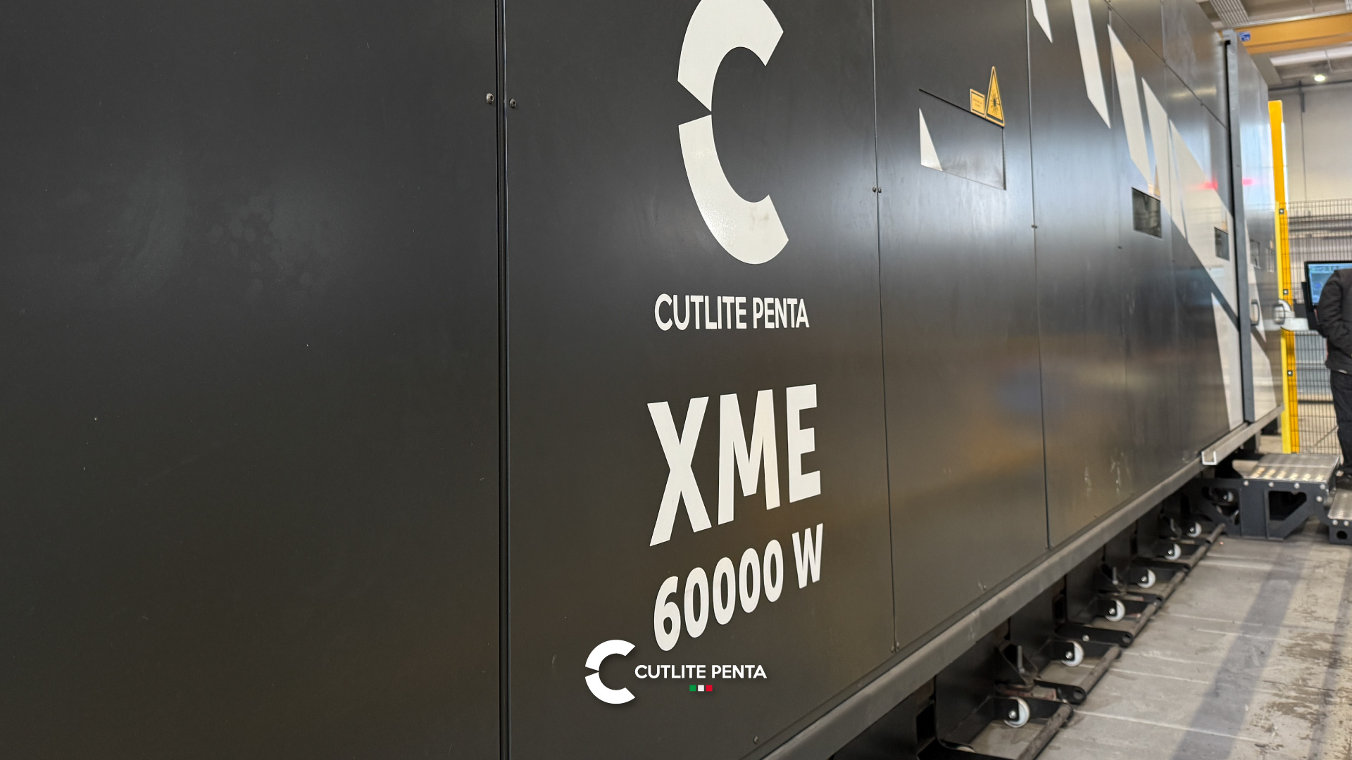 La fiancata nera della macchina di taglio laser XME 60000 W di Lucchini FA.RO. con il logo Cutlite Penta