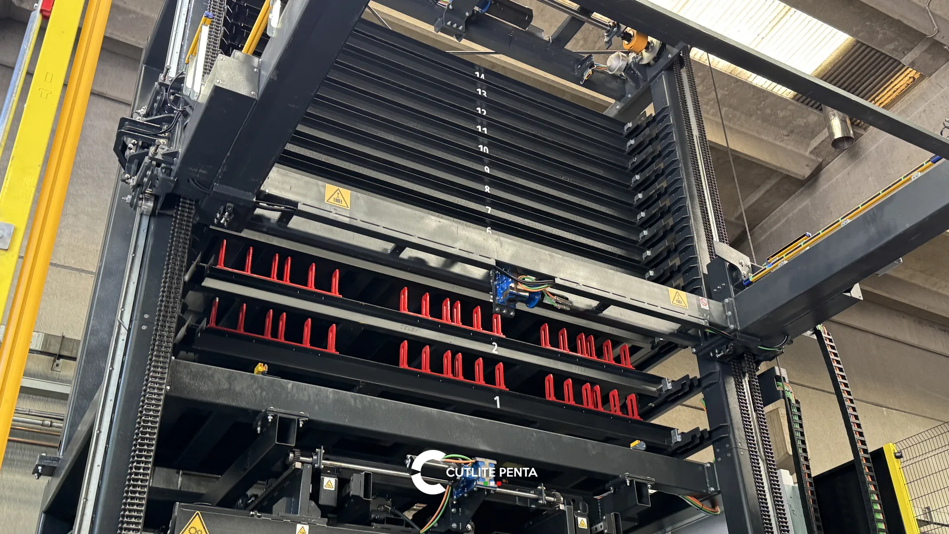 Ripiani numerati del magazzino automatico NEXAM per lo stoccaggio della lamiera in M3 Metelli