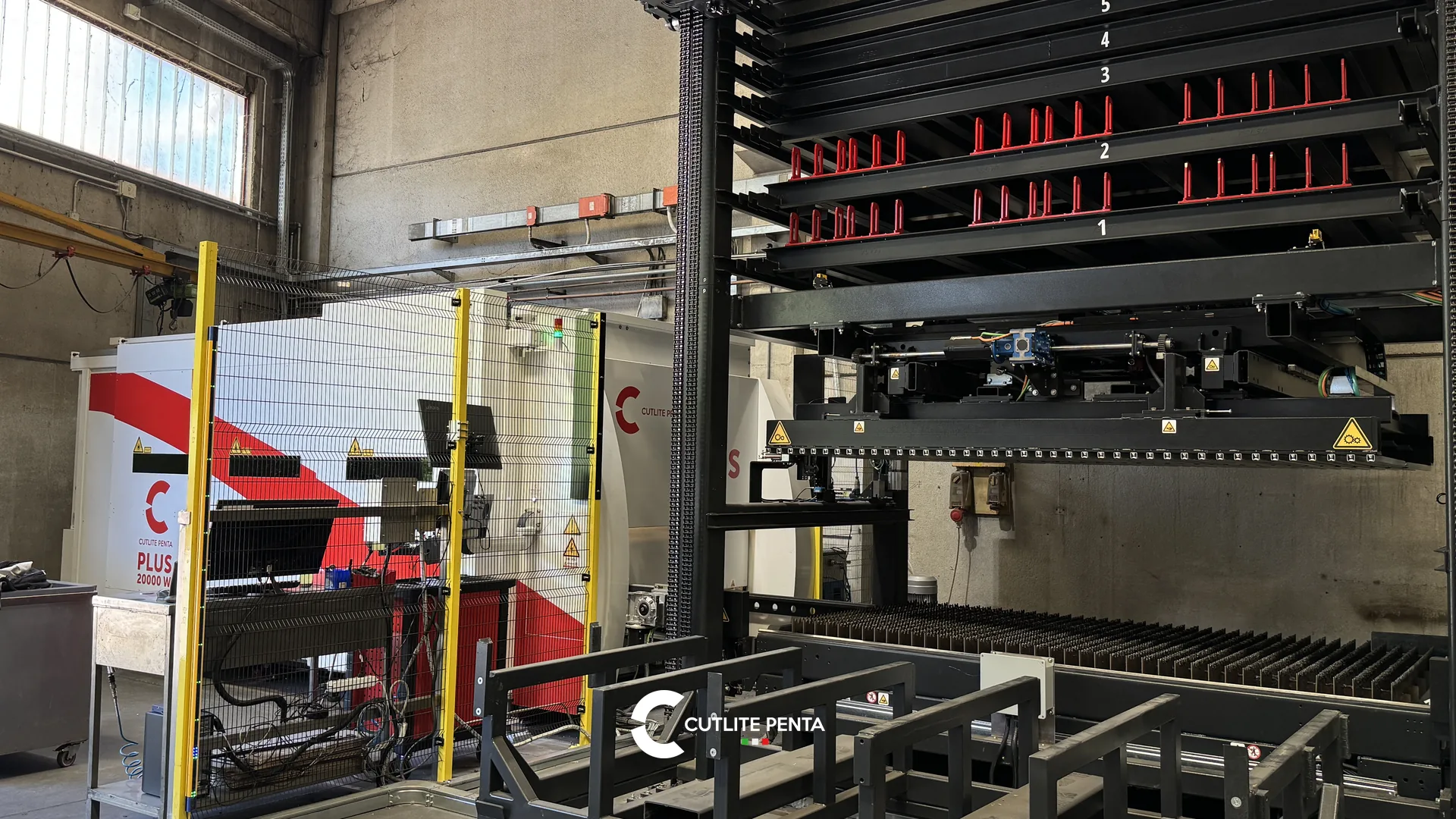 Laser fibre Cutlite Penta PLUS 20 kW et tour de stockage automatique dans l'atelier de M3 Metelli