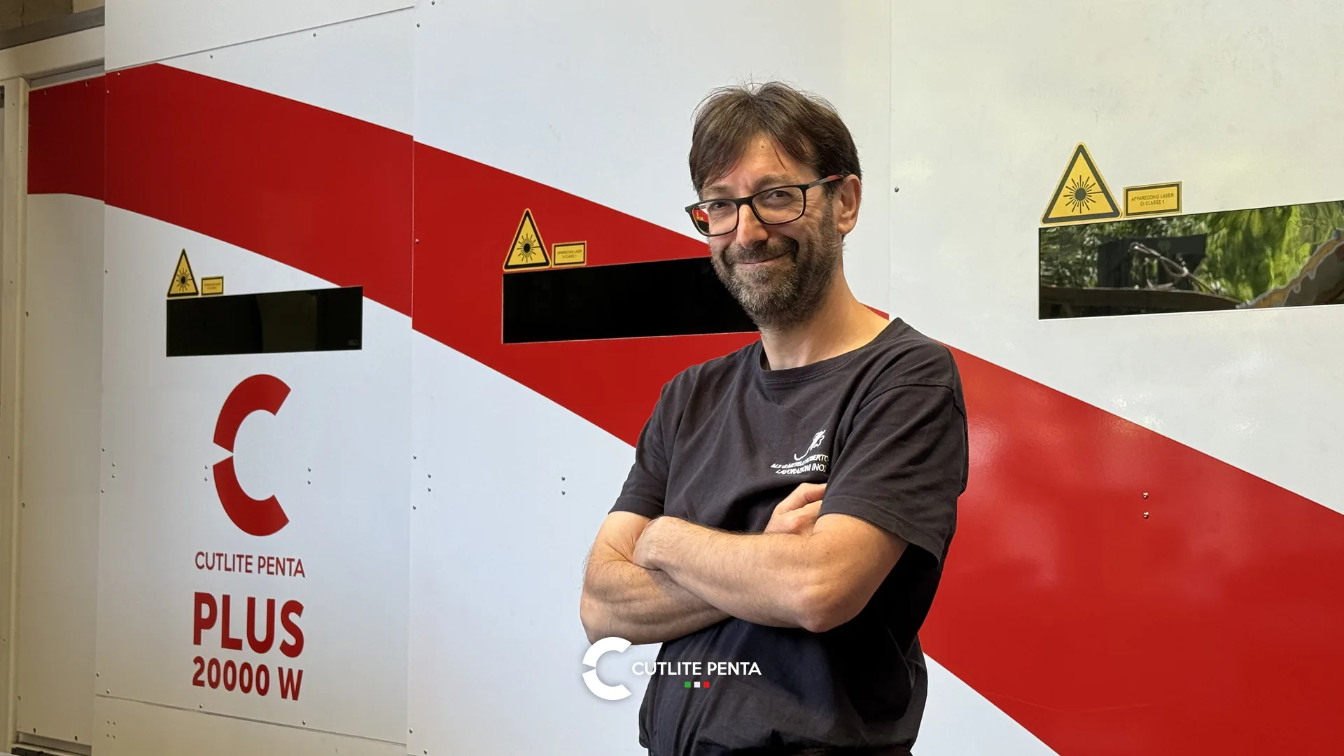 Cristian Pasotti di M3 Metelli davanti al laser a fibra Cutlite Penta PLUS da 20 kW